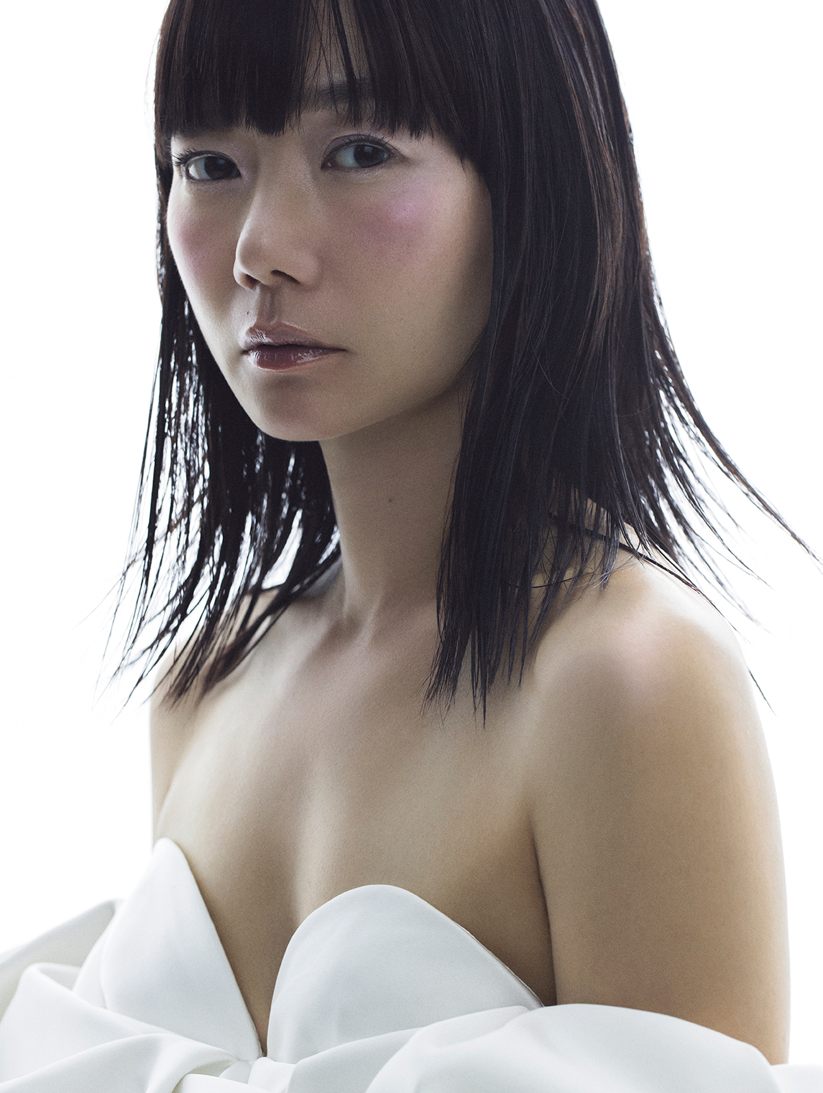 エシリアル オーラ ブラッシュパレット ニューレルム ¥8,800（11月21日限定発売）オーラ ルミネイティング フェイス & ボディパウダー¥8,140（10月24日限定発売）ライン & シャイン リップデュオ　05101 ¥4,510（10月24日限定発売）　※リップライナー　ROSEBUDのみ使用。オーガズム アフターグロー リキッドブラッシュ & リップ デュオ　¥6,490（11月21日オンライン限定発売）※アフターグロー　リップバーム　3420 オーガズムのみ使用。／すべてNars（ナーズジャパン）　ドレス ￥97,900／Elisabetta Franchi（エスケーシー）