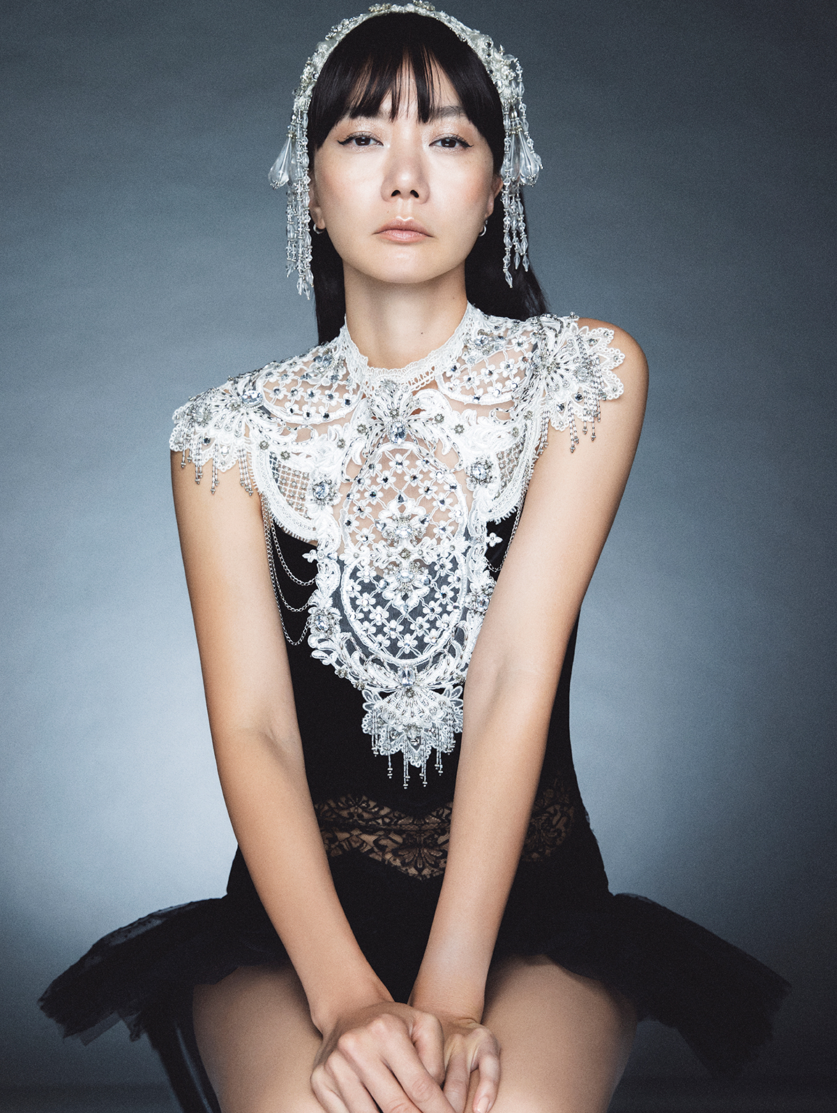 クワッドアイシャドー 05079 ¥7,700（11月21日限定発売）　エシリアル オーラ　ブラッシュパレット ライトスピード ¥8,800（11月21日限定発売）エクスプリシット リップスティック 829A ¥5,280（10月24日限定発売）　ライン & シャイン リップデュオ 05083 ¥4,510（10月24日限定発売）／すべてNars（ナーズジャパン）　ボディスーツ￥110,000　カラー￥99,000　ヘッドピース￥132,000／すべてtanakadaisuke（tanakadaisuke.jp）