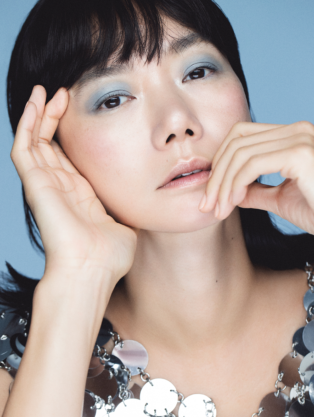 クワッドアイシャドー　05079 ¥7,700（11月21日限定発売）　オーガズム　アフターグロー　リキッドブラッシュ & リップ デュオ　¥6,490（11月21日オンライン限定発売）／ともにNars（ナーズジャパン）　ドレス￥465,500／Rabanne（エドストローム オフィス）