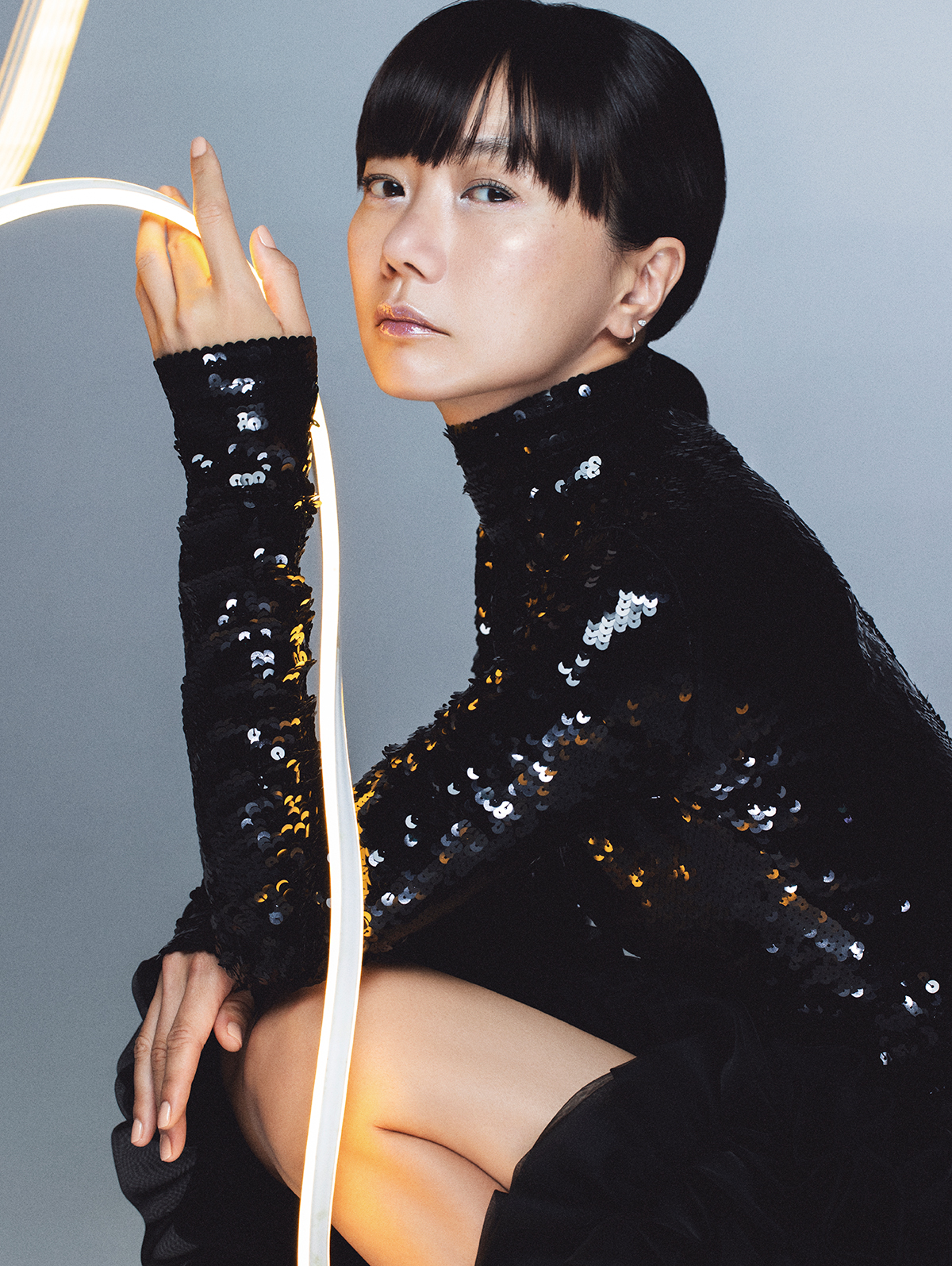 グリーム アフターグロー リップシャイン ¥4,180（10月24日限定発売）　クワッドアイシャドー 05079 ¥7,700（11月21日限定発売）　エシリアル オーラ ブラッシュパレット ライトスピード ¥8,800（11月21日限定発売）　ライトリフレクティング プリズマティックパウダー 05082 ¥6,380（10月24日限定発売）／すべてNars（ナーズジャパン）　トップ 参考商品／Rabanne（エドストローム オフィス）　スカート 参考商品／Adeam（アデアム）