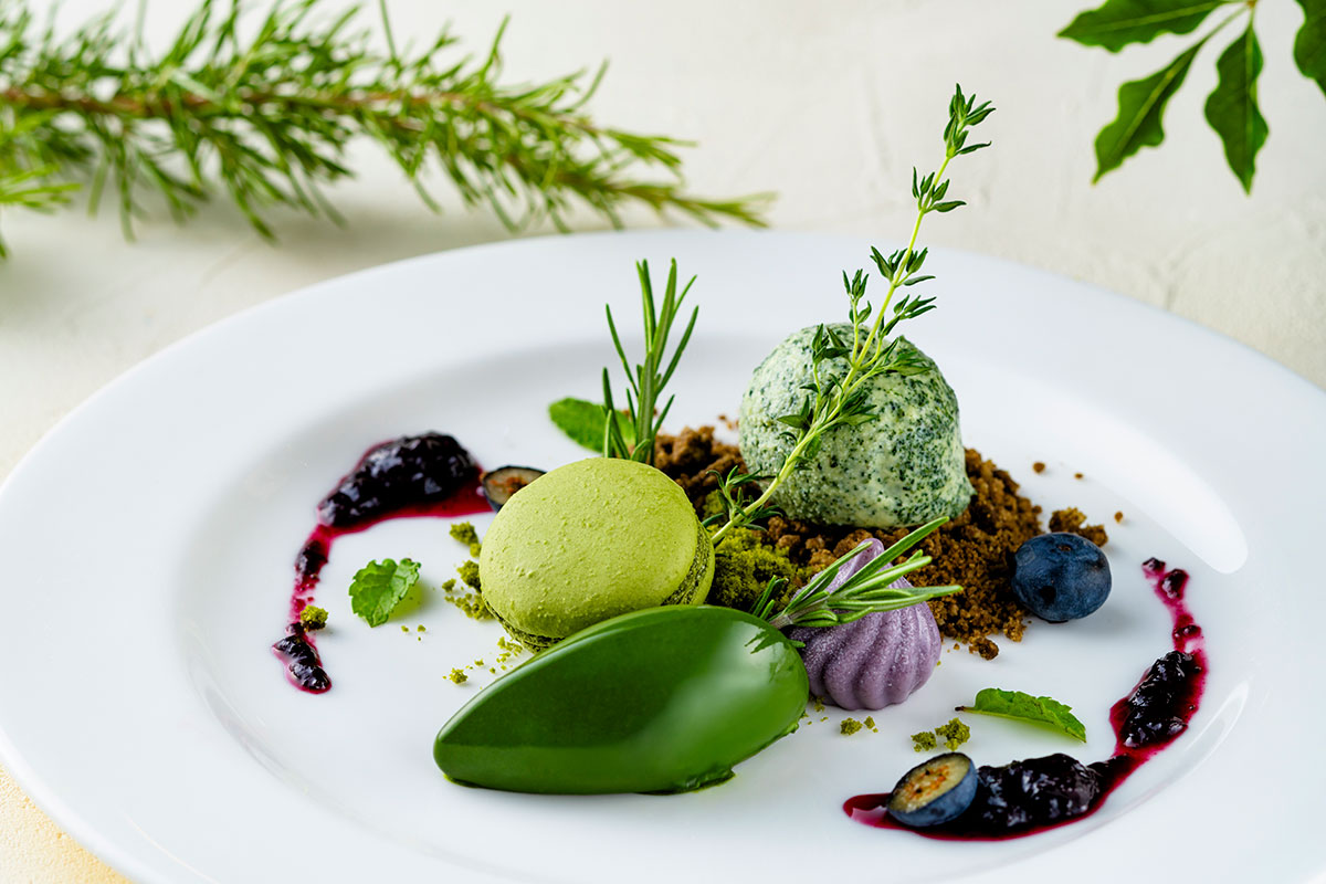 デザートの「ボタニカル抹茶プレート」と、食後に出た濃~いほうじ茶がとても味わいぶかく印象的。お茶の底力に驚かされる