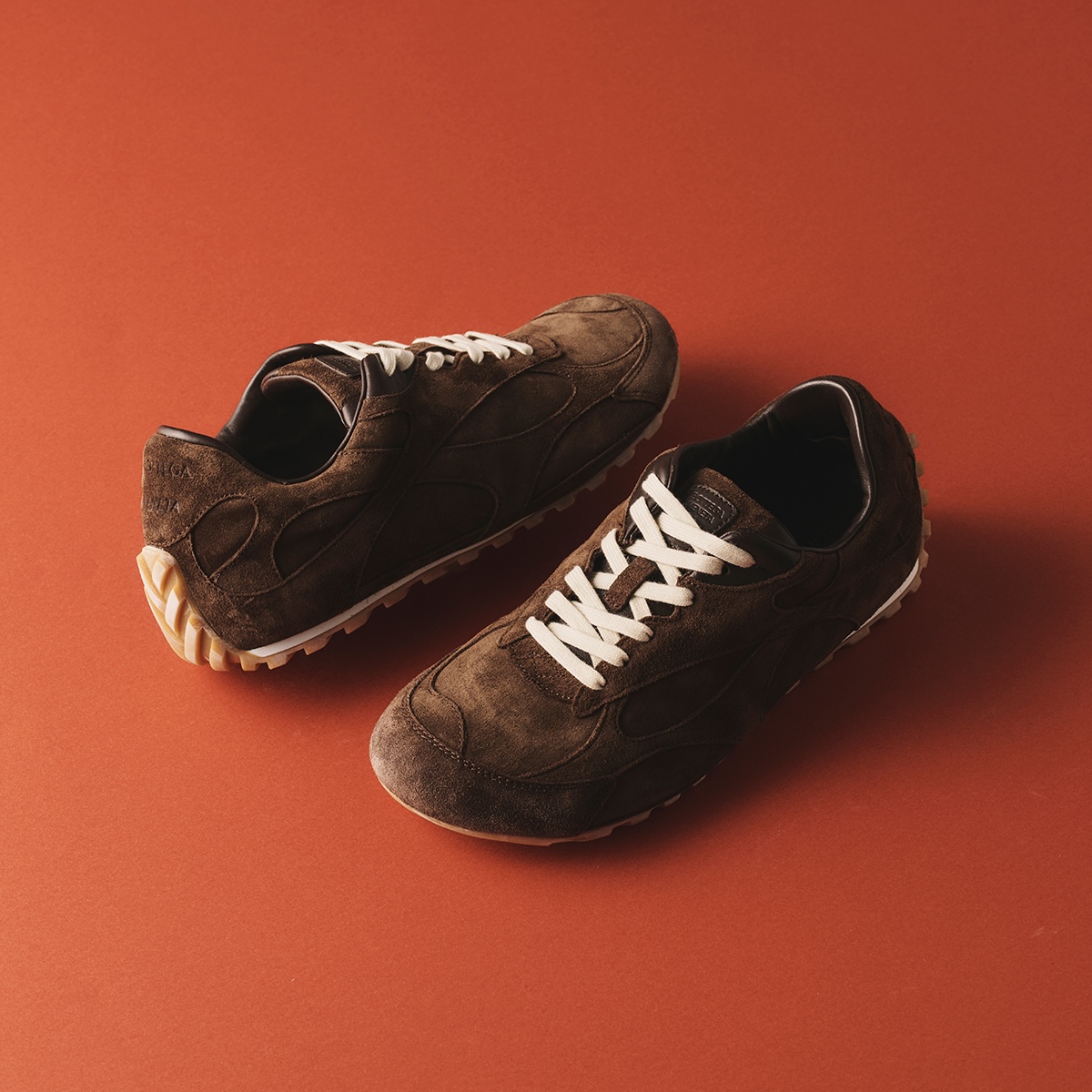 スニーカー￥148,500／Bottega Veneta（ボッテガ・ヴェネタ ジャパン 0120-60-1966）