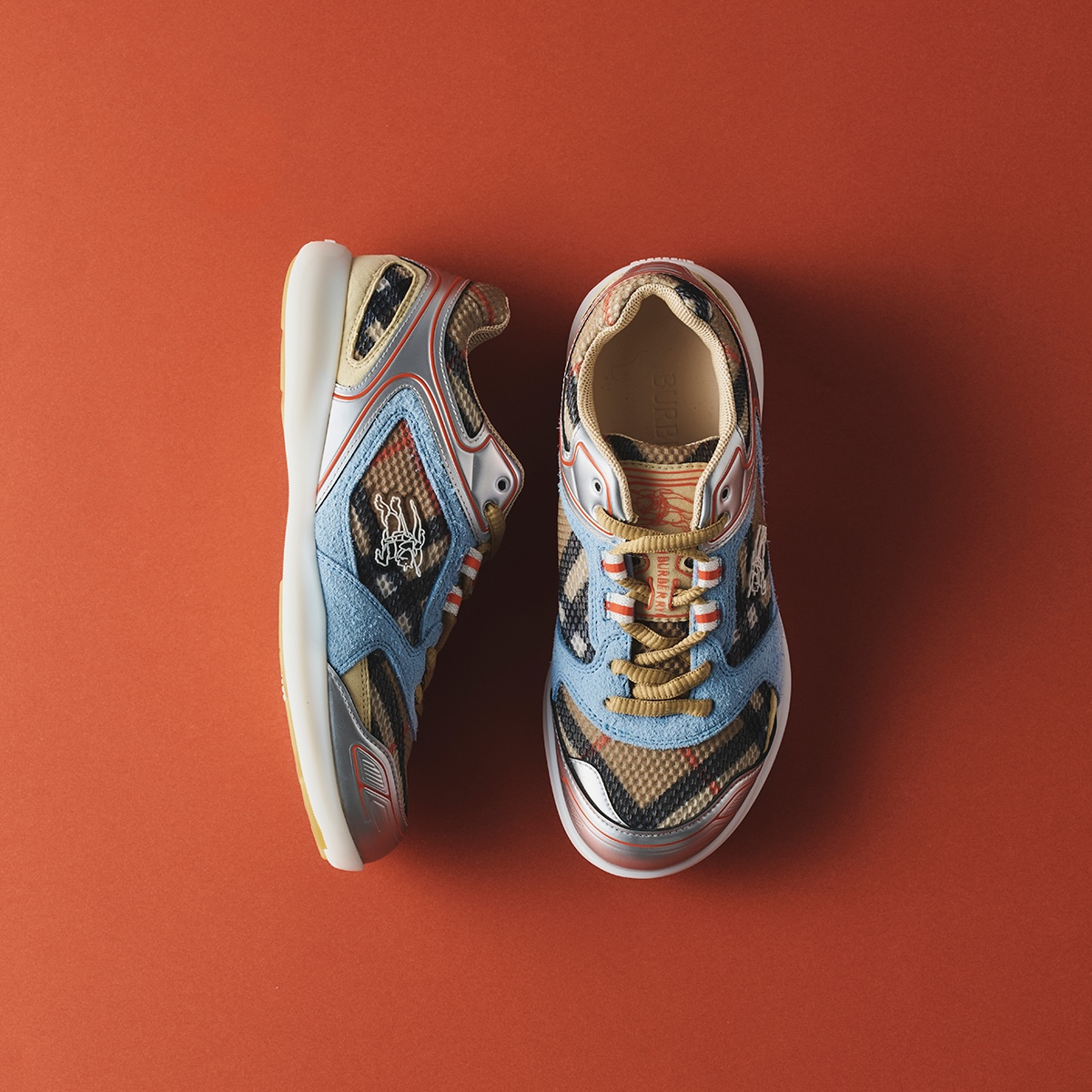 スニーカー￥112,200／Burberry（バーバリー・ジャパン 0066-33-812819）