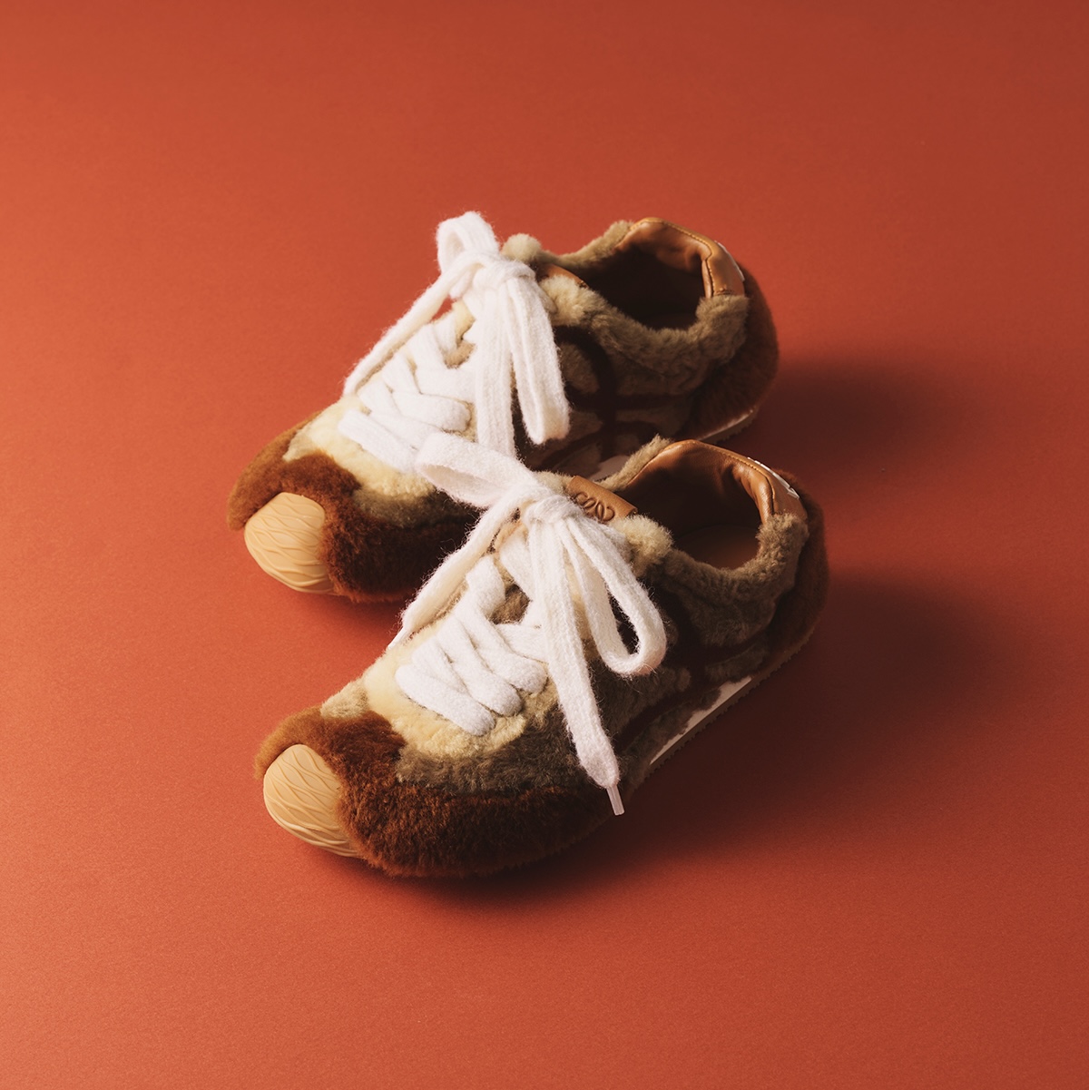 スニーカー￥189,200／Loewe（ロエベ ジャパン クライアントサービス 03-6215-6116）