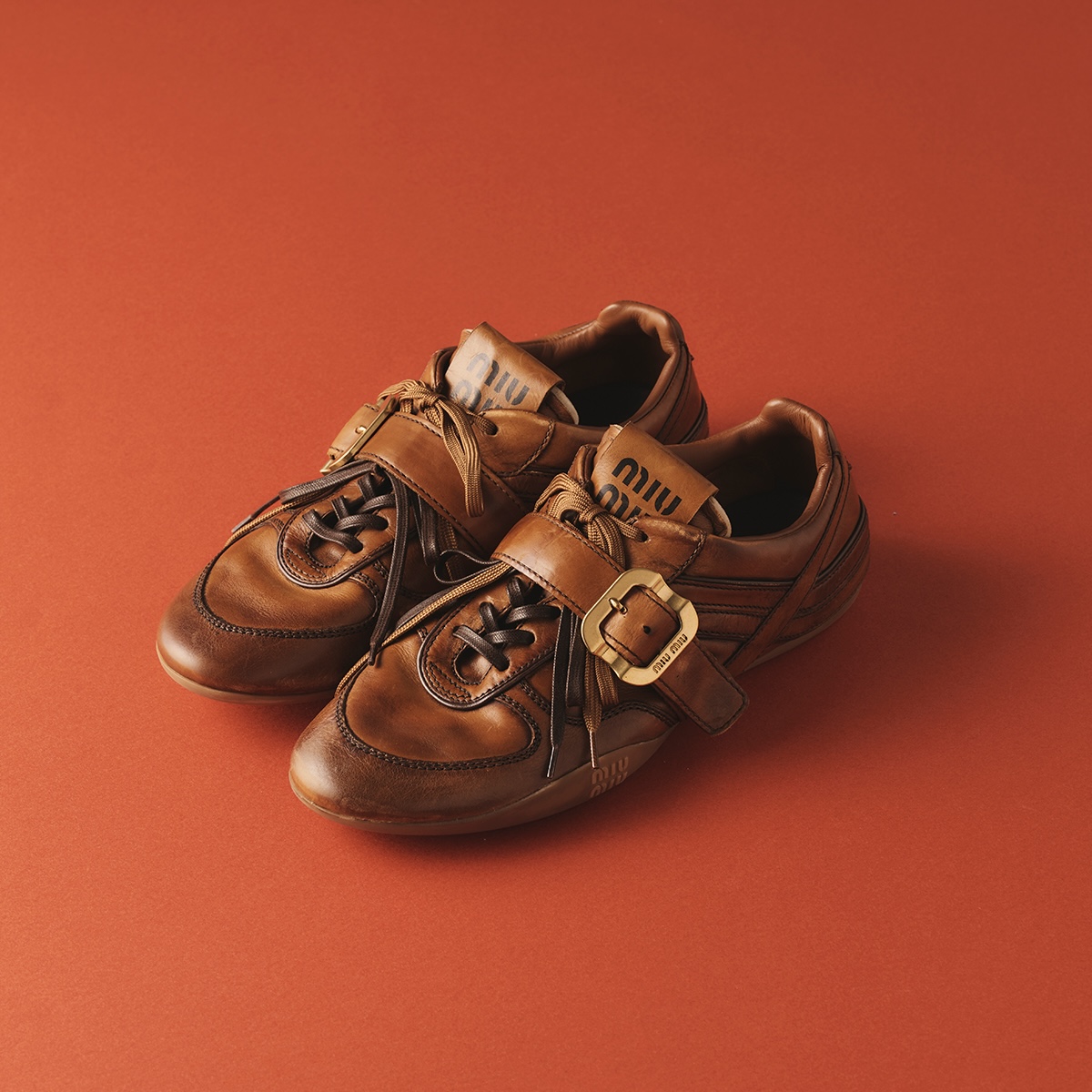 スニーカー￥176,000＊予定価格／Miu Miu（ミュウミュウ クライアントサービス 0120-45-1993）