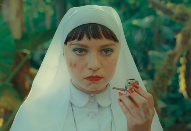 リーズルが手に持っているパイプはダンヒルが今作のためにあつらえたもの。19世紀に人気を博したアメリカの伝統的なコーンコブ・パイプにインスピレーションを得ている。©2025 TPS Productions, LLC. All Rights Reserved.