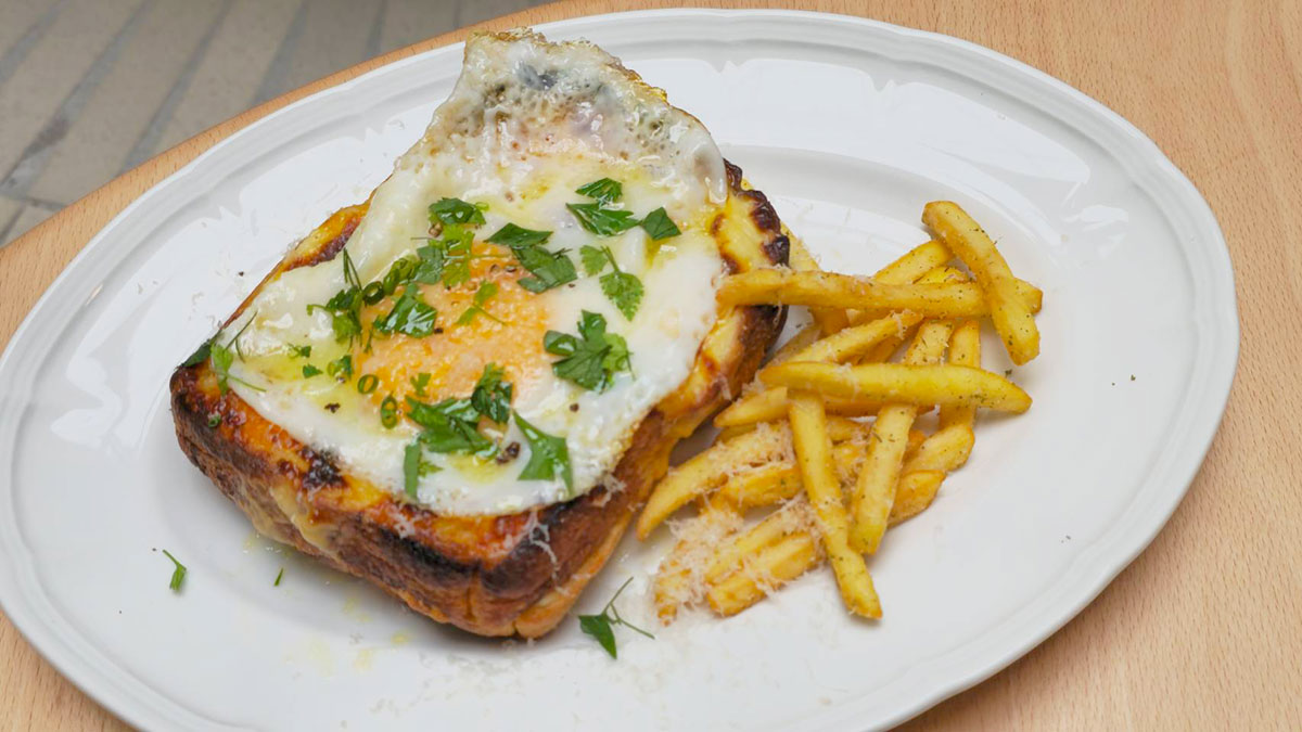 ジャンボンブランドとパルミジャーノのサニーサイドトースト ¥1,540