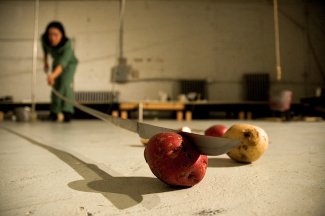 笹本晃『Cooking Show』(2005年) ©︎Aki Sasamoto. Courtesy of Take Ninagawa, Tokyo