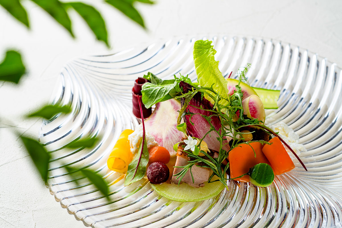 前菜の「大和肉鶏の低温調理と奈良県産ベビーリーフのサラダ」。奈良で育った食材と、奈良の日本酒とのペアリングもナイス
