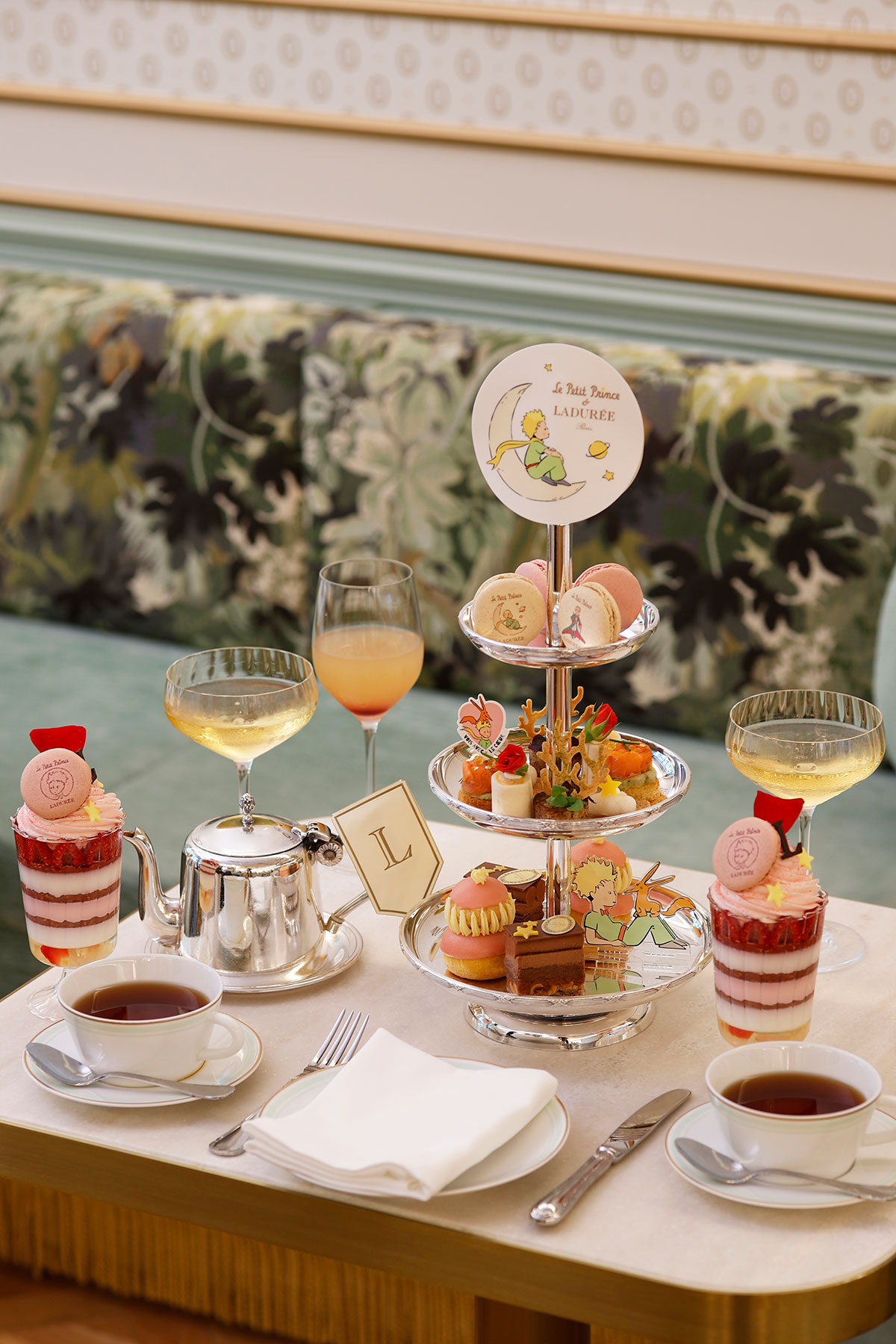 星の王子さま アフタヌーンティー 2名 ¥15,400 ※追加¥3,300 でグラスシャンパン2杯、またはミニパルフェ2名分、¥6,600 でグラスシャンパン+ミニパルフェのセット2名分
10月3日(金)〜11月30日(日)まで、ラデュレ 日比谷店にて提供