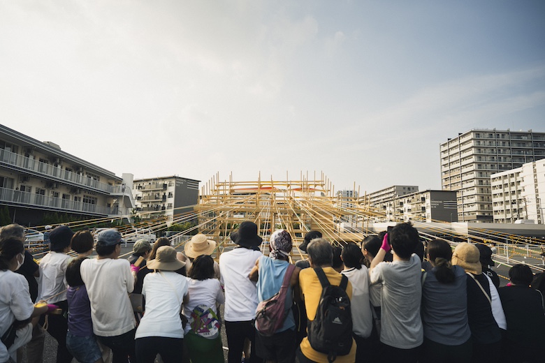 加藤 翼『引き興し／倒し：Pull and Raise/Topple』　提供：千葉国際芸術祭実行委員会／撮影：ただ（ゆかい）