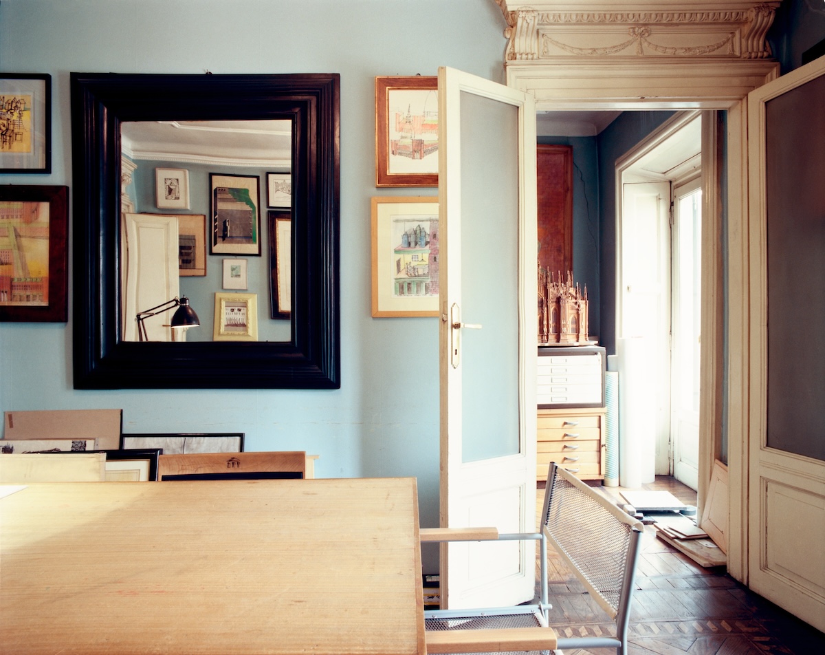 ルイジ・ギッリ《ミラノ、1989-90》〈アルド・ロッシのアトリエ〉より 1989-90年 ©Heirs of Luigi Ghirri