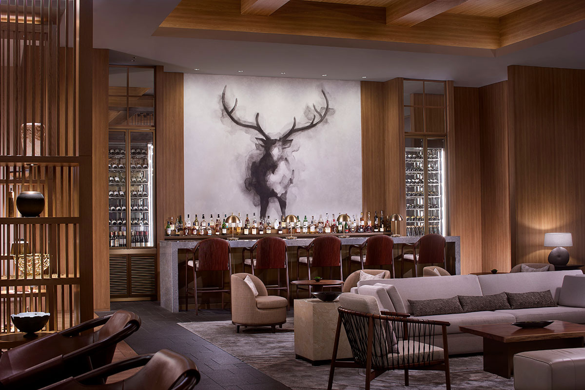 ロビーフロアにあるバー「Flying Stag」には奈良のシンボルともいえる鹿の油絵が。奈良らしさがそこここに光る