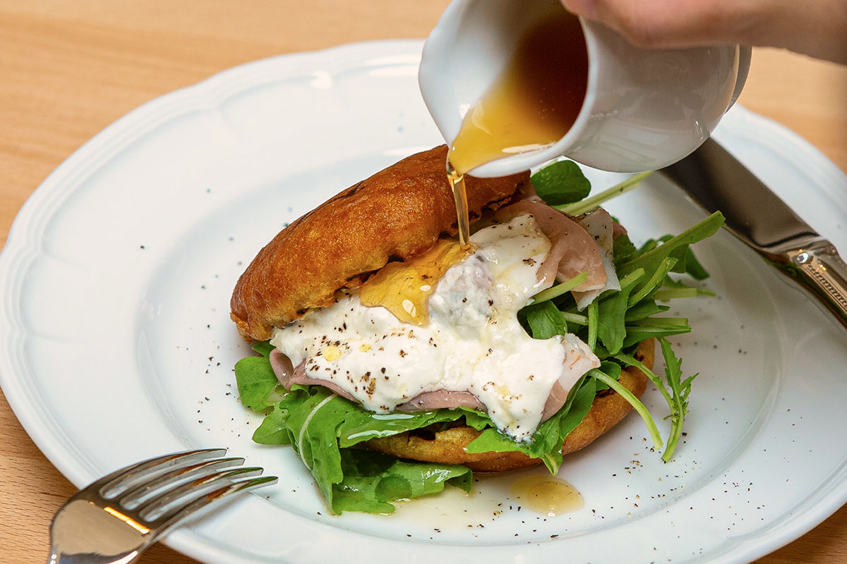 ハモンセラーノとストラッチャテッラのブリオッシュドーナツサンド ¥1,430