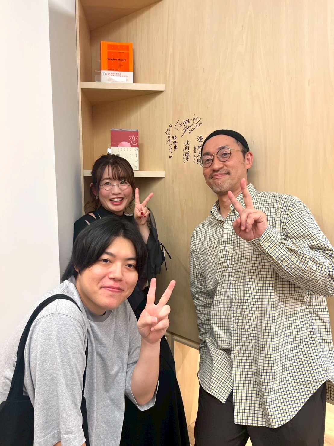 9/20(土)にイベントを行ったBUNKITSU TOKYOにて。BUNKITSU TOKYOのとある場所にはくどうさん、染野さん、北岡さんのサインが...! 探してみてください。