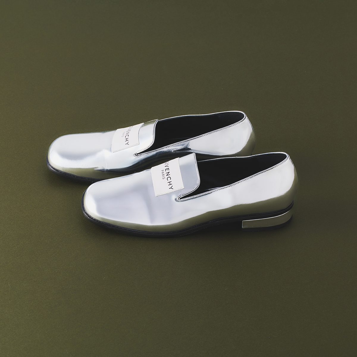 ローファー￥168,300／Givenchy by Sarah Burton（ジバンシィ ジャパン 0120-218-025）