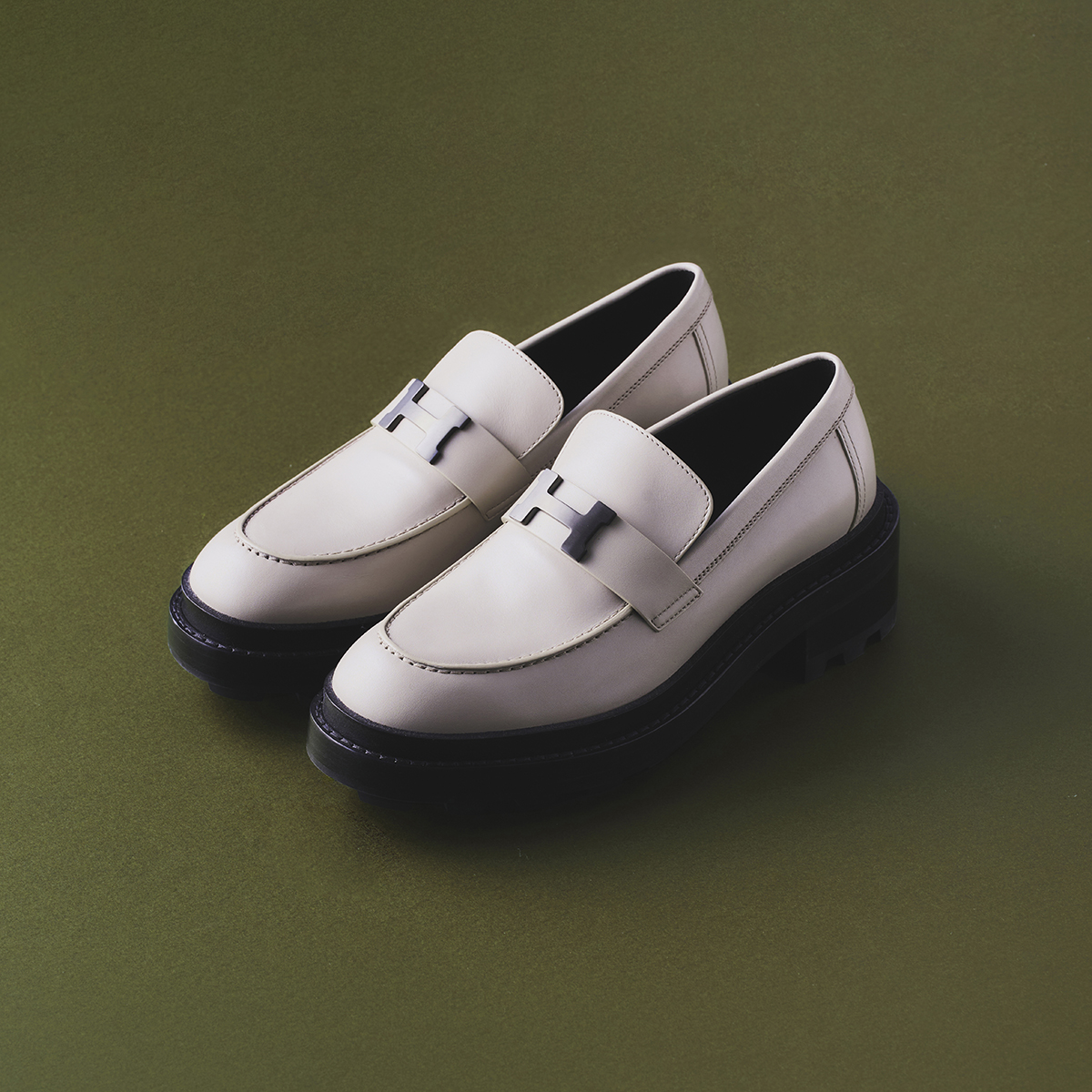 ローファー￥267,300／Hermès（エルメスジャポン 03-3569-3300）