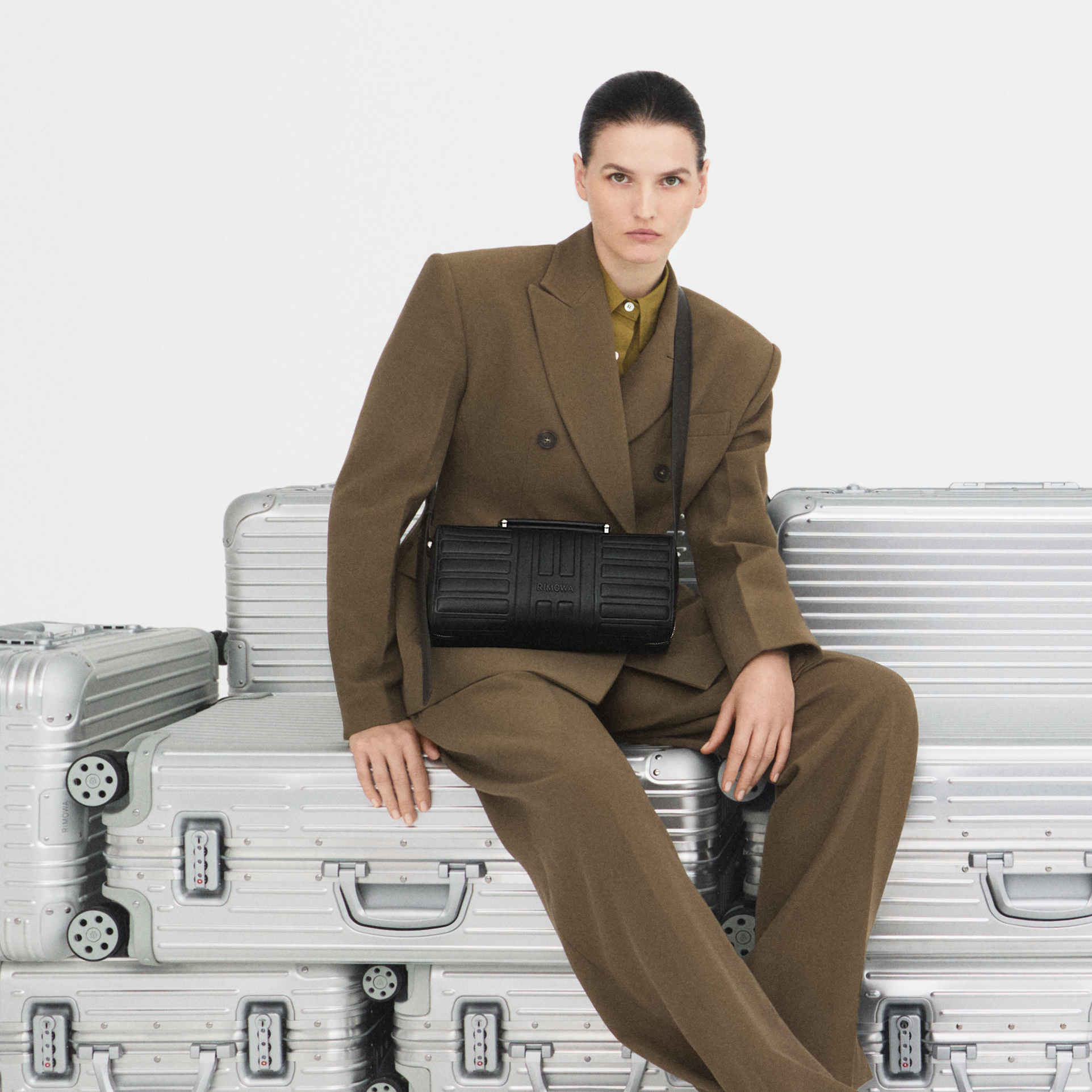 リモワ」から初のレザーバッグ「グルーヴ コレクション」が誕生