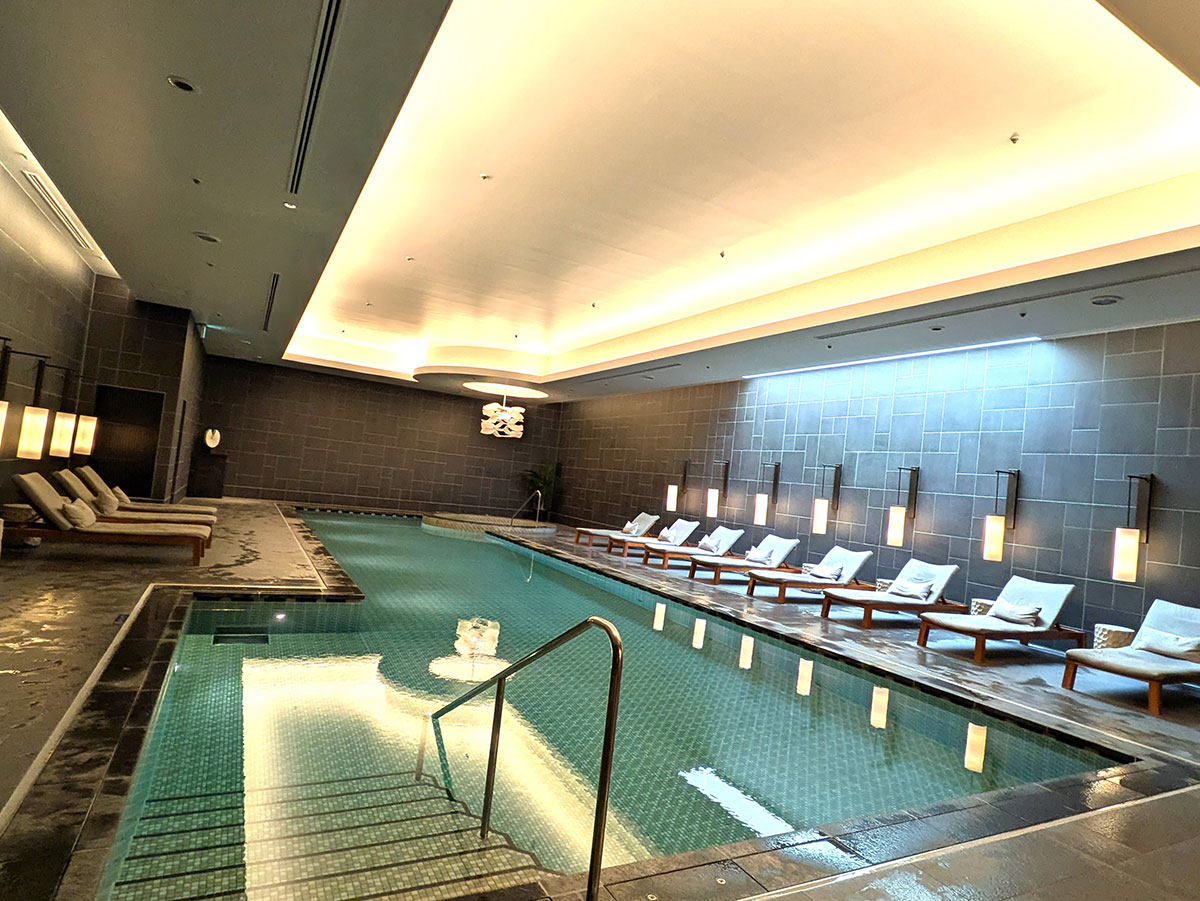 屋内プールは17mあり、マジ泳ぎも可能な広さ。スパのためチェックイン時間の前に利用したので、とても空いていた。Photo: Shie Iwasa