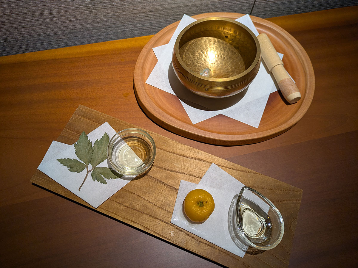 左側が「大和当帰」。セリなので薫り高い。「大和橘」はシーズン前なので解凍したもの。あとで味見もさせてもらえる。Photo: Shie Iwasa