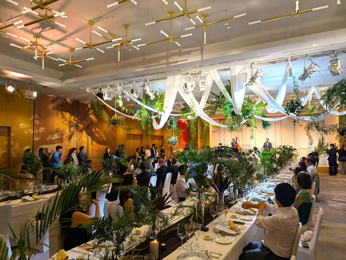 日本初にして一夜かぎりの晩餐会。マリオットBonvoyメンバーやマリオットファンが集まる場でもあり、華やかな装いの紳士淑女が集まった。Photo: Shie Iwasa