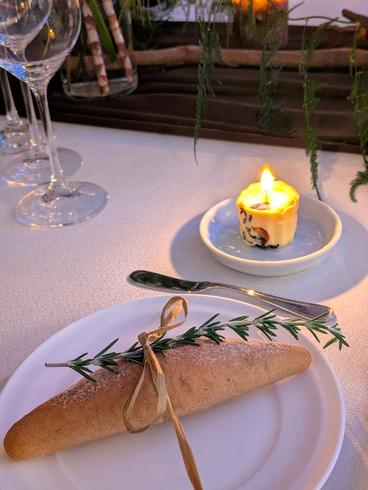 キャンドルかと思ったら、なんとシェフお手製のハーブバター! ローズマリーなどはホテル内のガーデンで育てたものだそう。Photo: Shie Iwasa