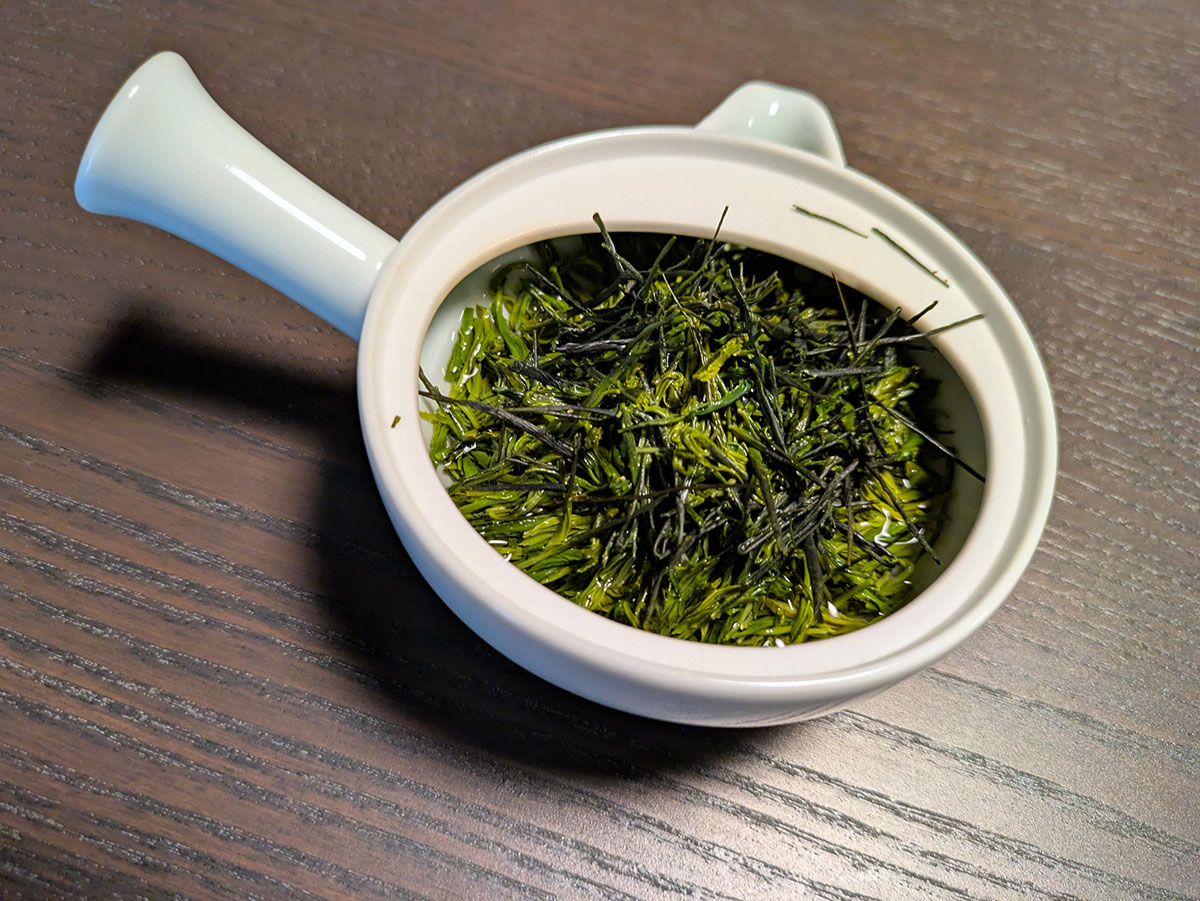 手もみ茶に水を注ぐと鮮やかな緑色がよみがえる。日本ならではの技術で作られる世界唯一の緑茶。一度は体験したい、日本の伝統芸が生み出した逸品。Photo: Shie Iwasa