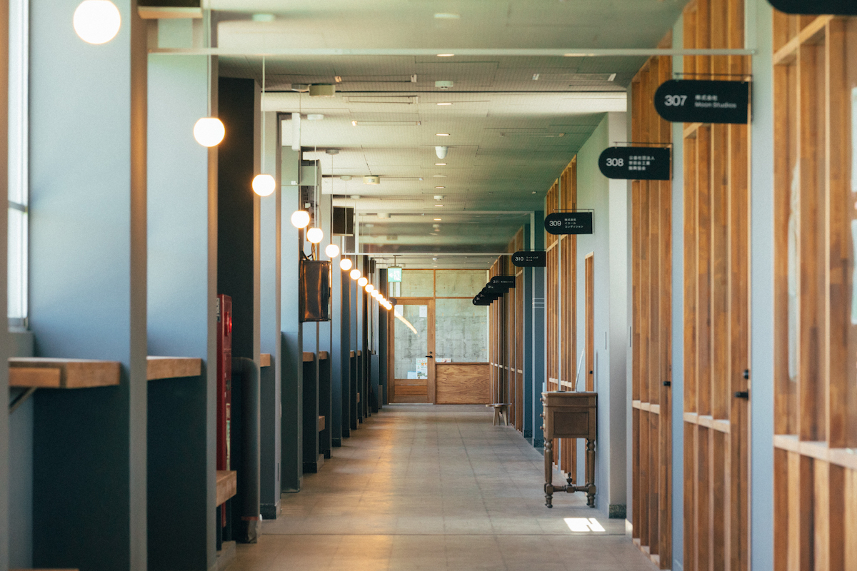 学校の造りを生かした美しい施設内