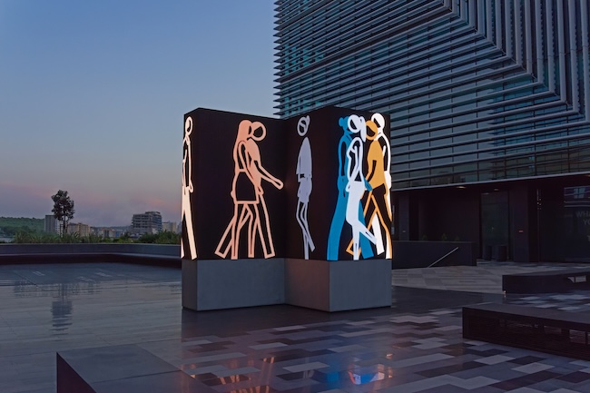 ジュリアン・オピー 『Walking in Lisbon.』 (2022年)