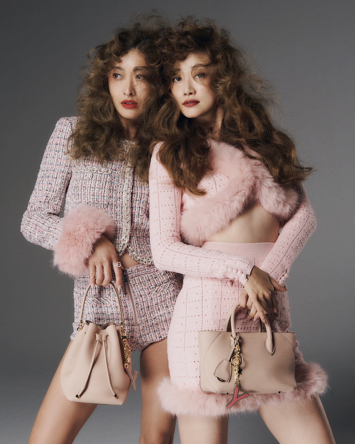 〈ヨンア〉バッグ「アンジェリカ バケットバッグ」 ¥168,300　イニシャルキーホルダー ¥16,500／ともにBonaventura（ボナベンチュラ　050-3172-1625）　カーディガン￥102,300　スカート￥79,200／ともにSelf-portrait（リステア　03-5413-3708）　リング￥581,800／narin（ナリン　narin.jp）〈優〉バッグ「ミア トートバッグ（22 シュリンク）」¥169,400　イニシャルキーホルダー ¥16,500／ともにBonaventura（ボナベンチュラ　050-3172-1625）　ジャケット￥145,200　パンツ￥￥67,100／ともにSelf-portrait（リステア　03-5413-3708）　リング￥599,500／narin（ナリン　narin.jp）