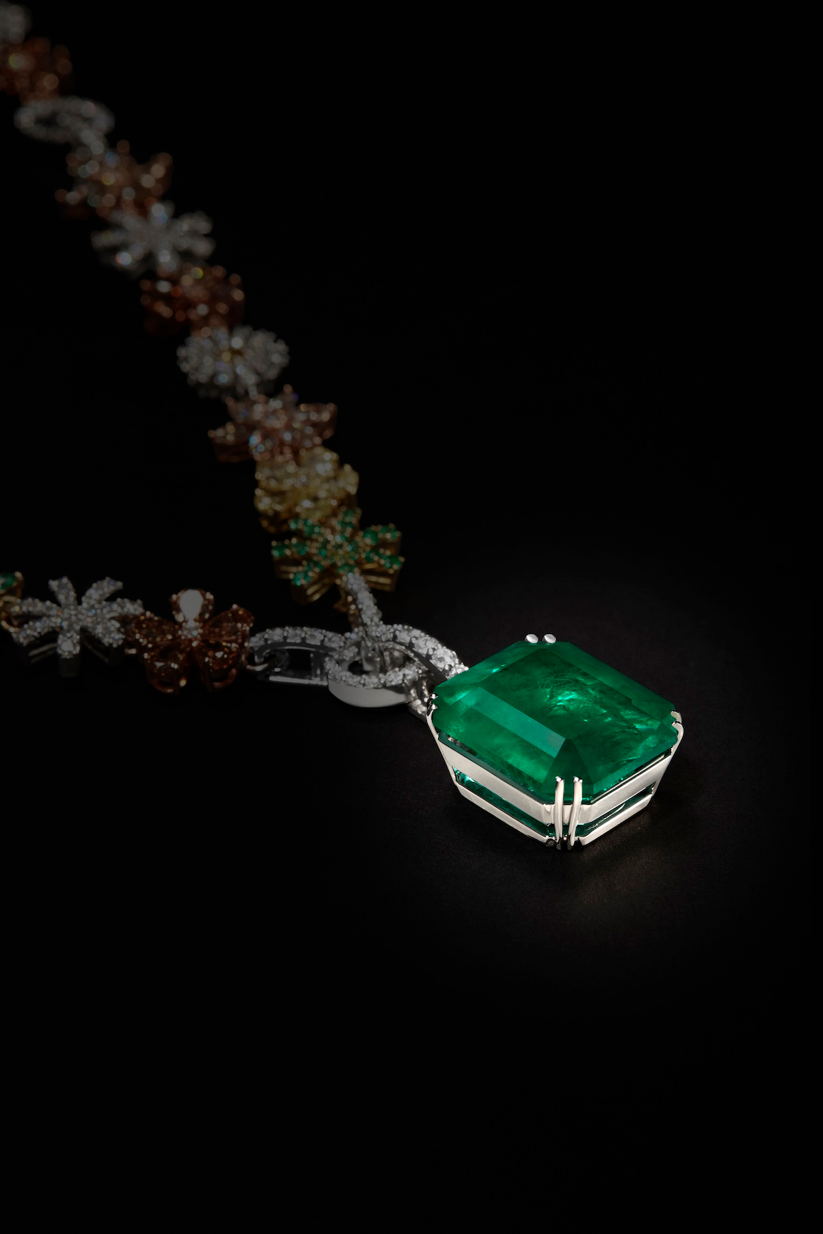 『Dolce Stil Novo』ネックレス（ホワイトゴールド×イエローゴールド×ピンクゴールド×エメラルドカットのエメラルド31.46ct×エメラルド×イエローダイヤモンド×カラーレスダイヤモンド×ブラウンダイヤモンド）¥255,200,000