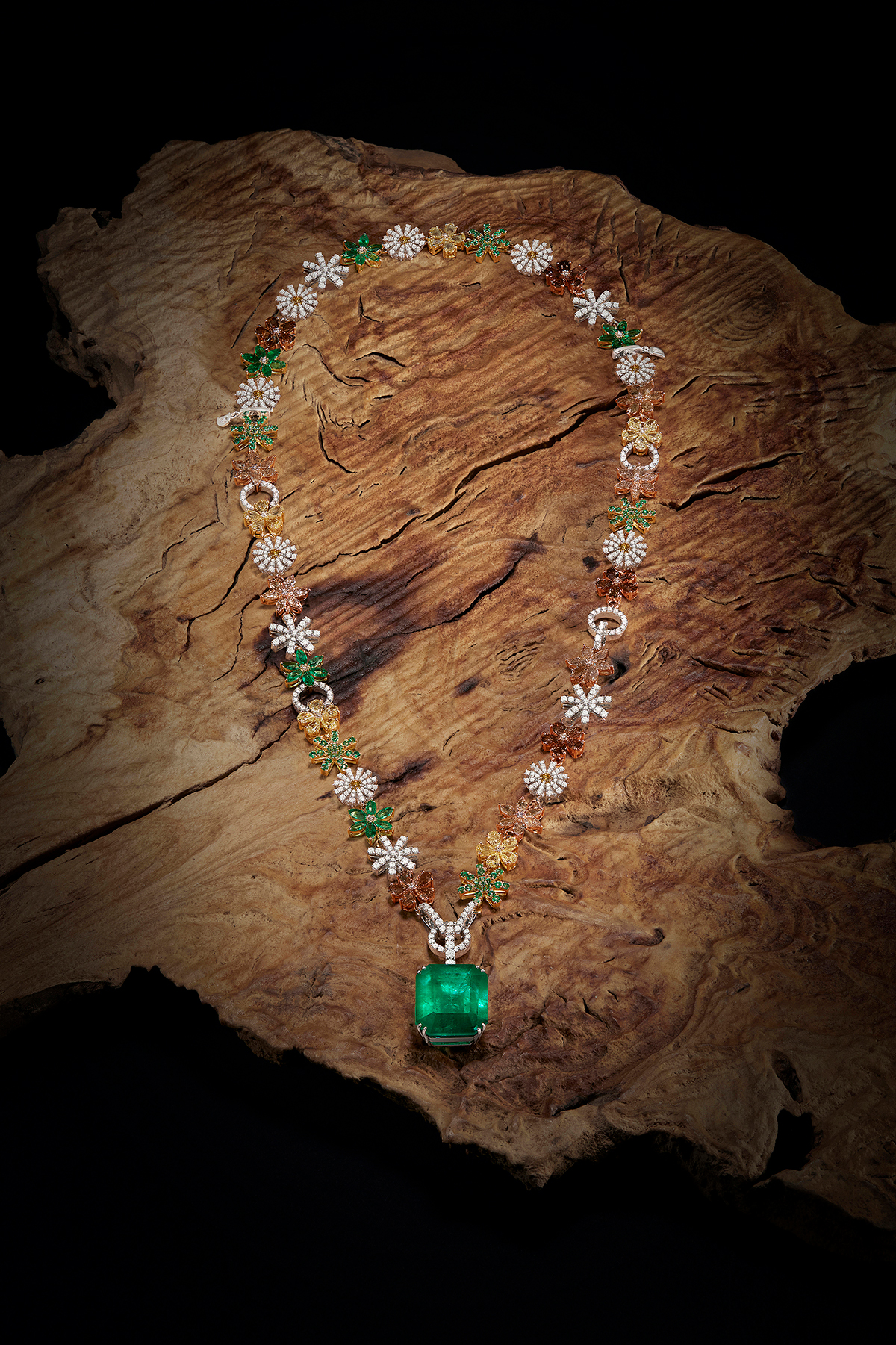 『Dolce Stil Novo』ネックレス（ホワイトゴールド×イエローゴールド×ピンクゴールド×エメラルドカットのエメラルド31.46ct×エメラルド×イエローダイヤモンド×カラーレスダイヤモンド×ブラウンダイヤモンド）¥255,200,000