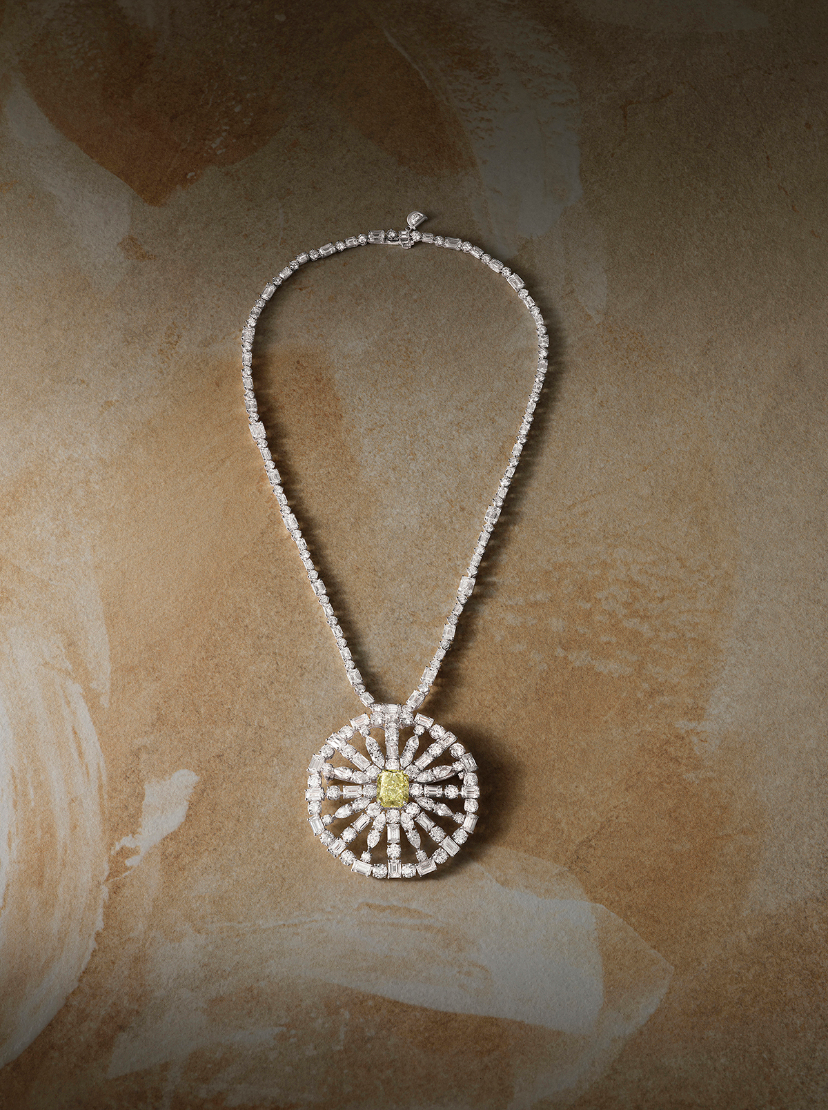 『Aethernitas』ネックレス（ホワイトゴールド×イエローグリーンダイヤモンド5.01ct×180石のダイヤモンド合計40.61ct）¥223,300,000