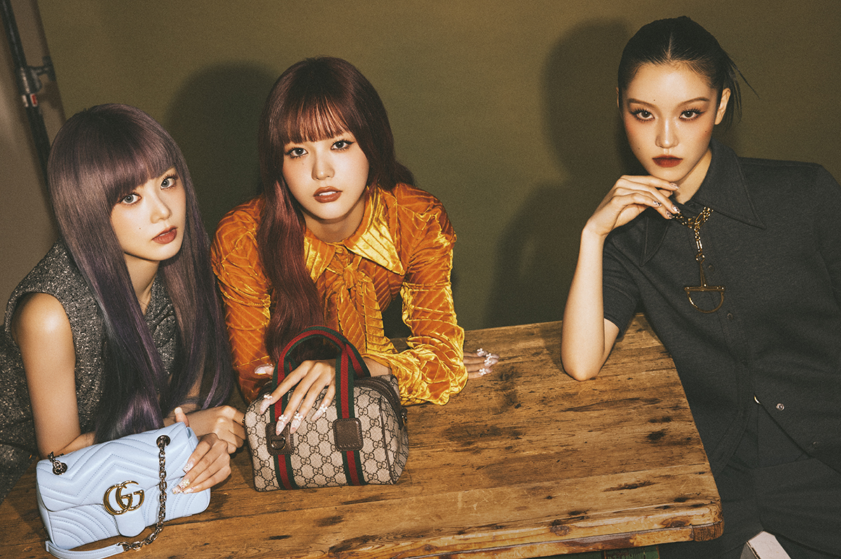 〈Chisa〉トップ￥165,000　パンツ￥181,500　ネックレス￥319,000　ベルト￥59,400　〈Juria〉バッグ「Mini GG」 ￥275,000　ドレス￥1,265,000　ベルト￥363,000〈Hinata〉バッグ「GG マーモント」￥346,500　ドレス￥517,000／すべてGucci（グッチ クライアントサービス）