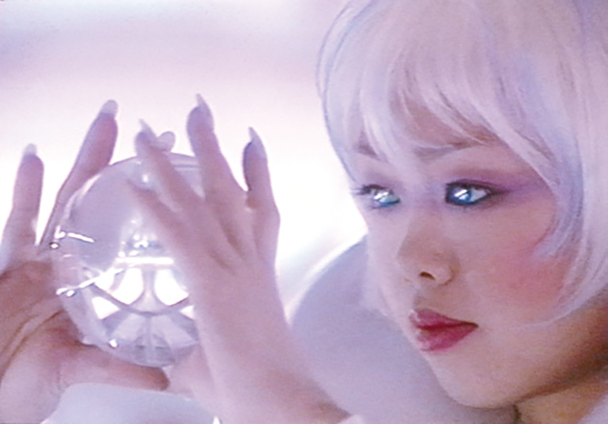 自らをメディア化しアニメなどを想起させる巫女の姿に扮した映像作品。森万里子『巫女の祈り』1996年　作家蔵　© Mariko Mori, Courtesy of the Artist