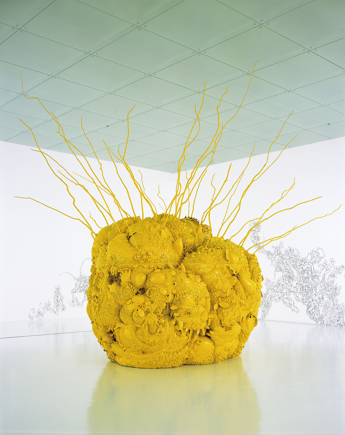 “美学汚染”と題して美術や評論のあり方を挑発した彫刻作品。椿昇『エステティック・ポリューション』1990年　金沢21世紀美術館蔵　© TSUBAKI Noboru　撮影：斎城卓　画像提供：金沢21世紀美術館