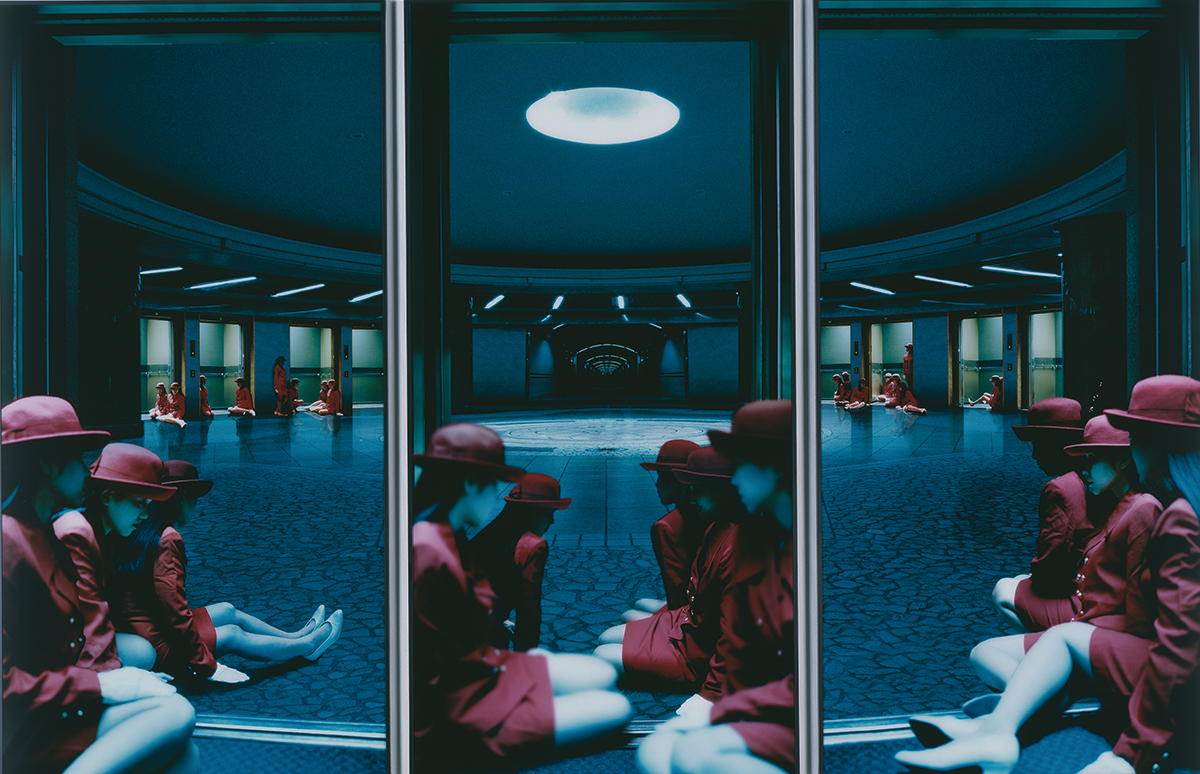 現実と虚構が入り交じる場面に佇むエレベーターガールや案内嬢の姿をCG合成したシリーズ。やなぎみわ『アクアジェンヌ イン パラダイス II』1995年　国立国際美術館蔵　© Miwa Yanagi