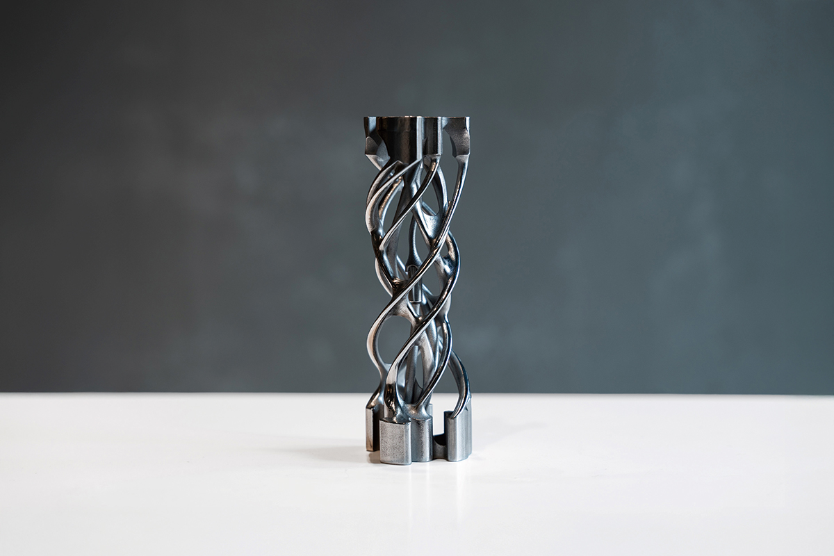 遺伝子構造をデジタルデータのコードと重ね合わせ、遺伝子組み換えをシミュレートするインスタレーション作品より、生成イメージが保存された3Dプリント彫刻作品。エンタングルド アザーズ『self-contained(自己完結モデル)009.x』(credit Coleccion SOLO)2023-24年