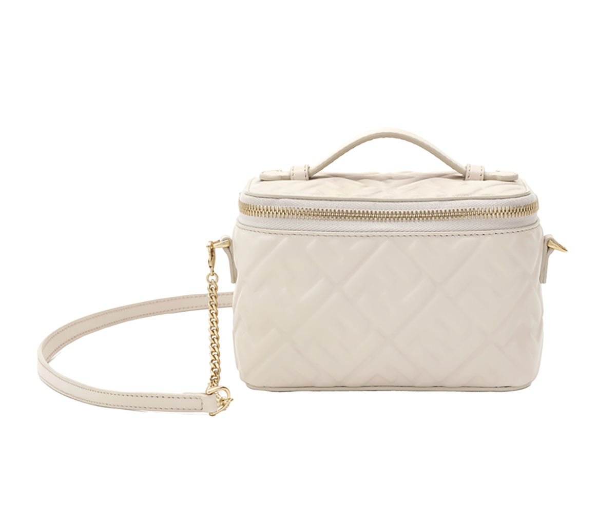 バッグ(W16 × H11 × D8cm)¥280,500/Fendi(フェンディ ジャパン)