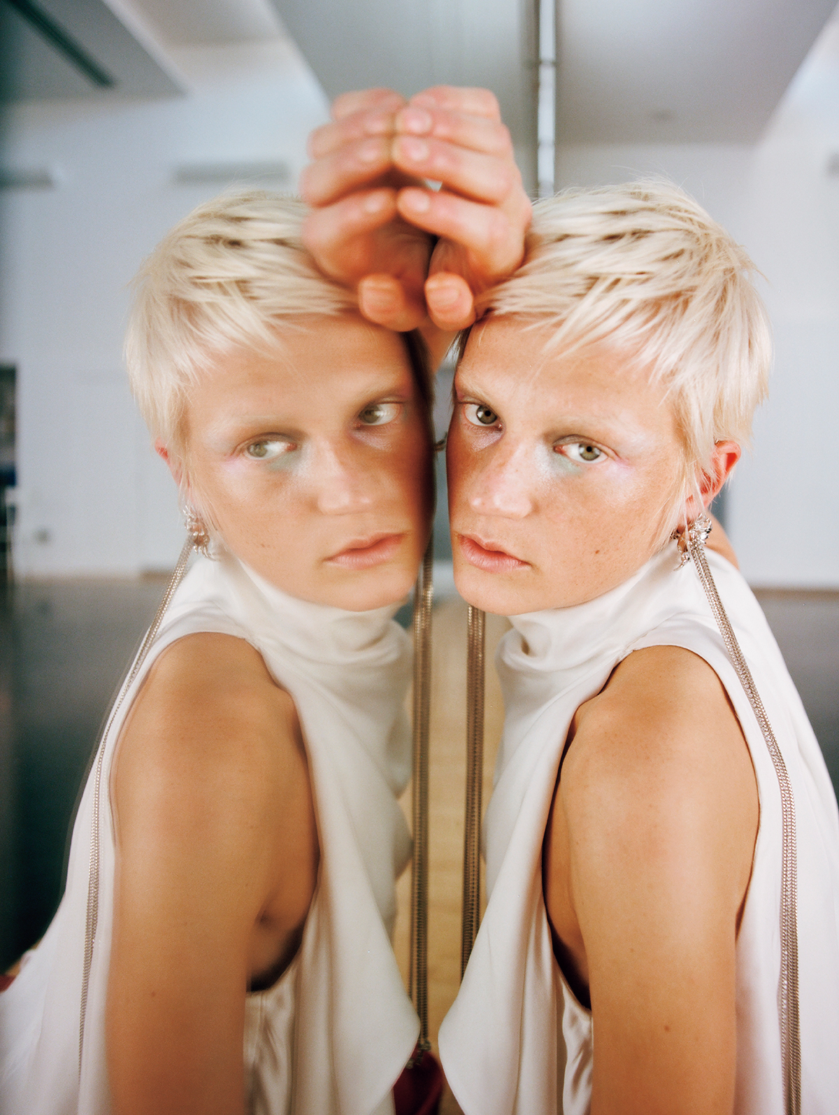 トップ 参考商品／Ferragamo（フェラガモ・ジャパン） イヤリング￥154,880／McQueen（マックイーン クライアントサービス）