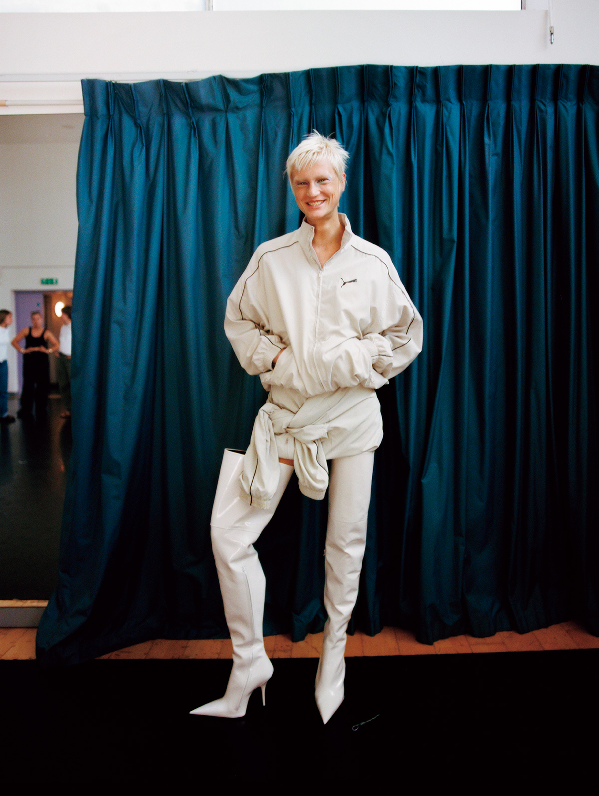 ジャケット￥352,000 スカート￥379,500（ともに予定価格） サイハイブーツ 参考商品／すべてBalenciaga（バレンシアガ クライアントサービス）