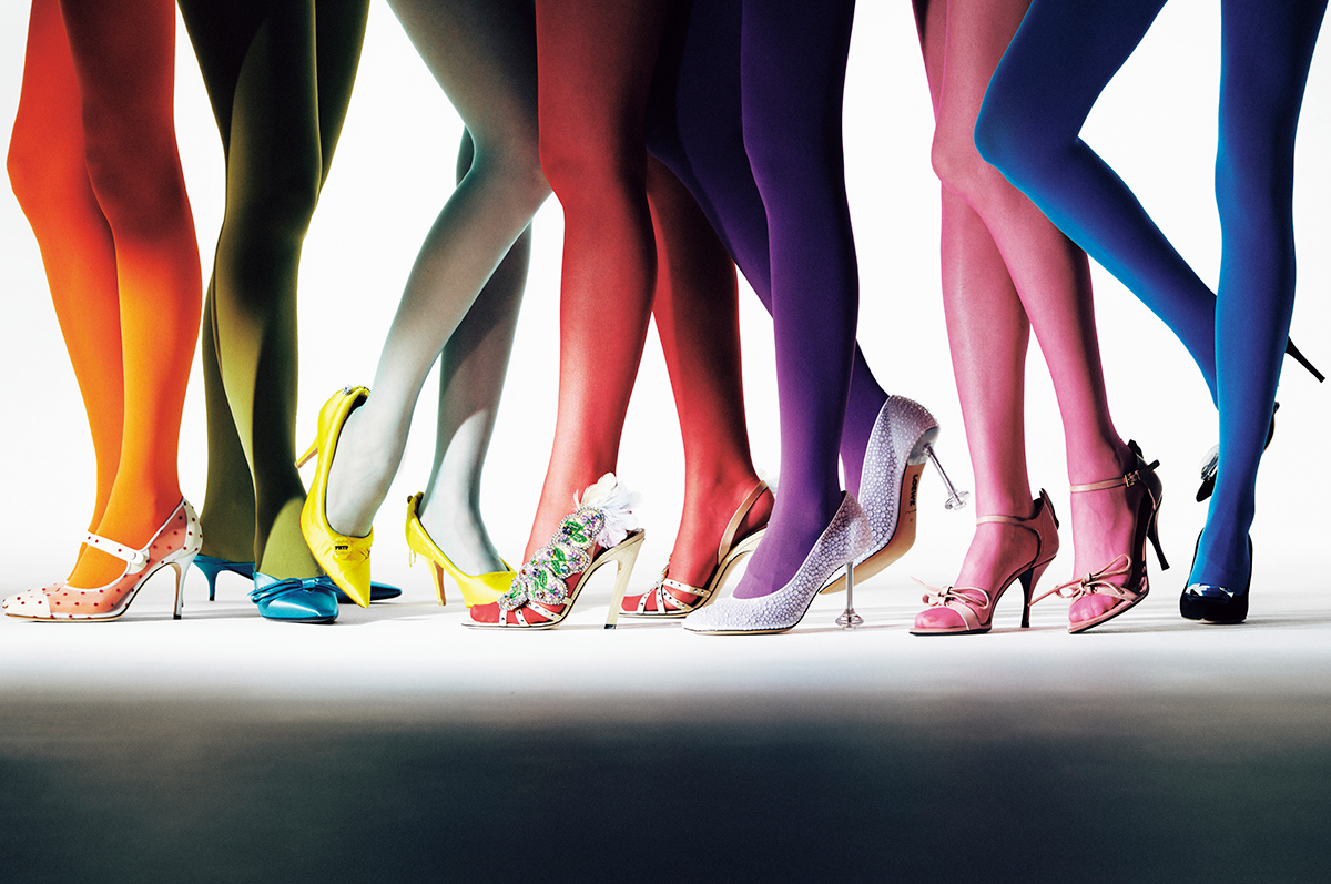 〈右から〉大きなクリスタルがあしらわれたシューズ￥181,500／Gianvito Rossi（ジャンヴィト ロッシ ジャパン）　リボンのディテールが可愛らしいシューズ￥192,500（参考色／予定価格）／Prada（プラダ クライアントサービス）　クリスタルがちりばめられたシューズ￥275,000／Loewe（ロエベ ジャパン クライアントサービス）　エンブロイダリーとフェザーが施されたシューズ￥451,000／Valentino Garavani（ヴァレンティノ インフォメーションデスク）　ピンバッジが付いたシューズ￥99,000　上についたピン￥8,800／ともにUndercover（アンダーカバー）　サテン素材のミュール￥118,800（予定価格）／Balenciaga（バレンシアガ クライアントサービス）　ポルカドットパターンのシューズ￥162,800／Manolo Blahnik（ブルーベル・ジャパン ファッション事業本部）　
