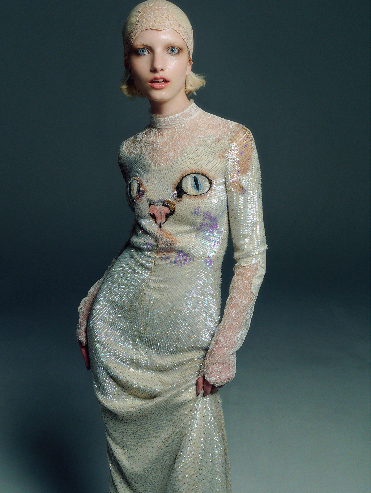 ドレス￥5,500,000 （参考価格）／Valentino　ヘッドバンド￥70,400／Valentino Garavani（ともにヴァレンティノ インフォメーションデスク）