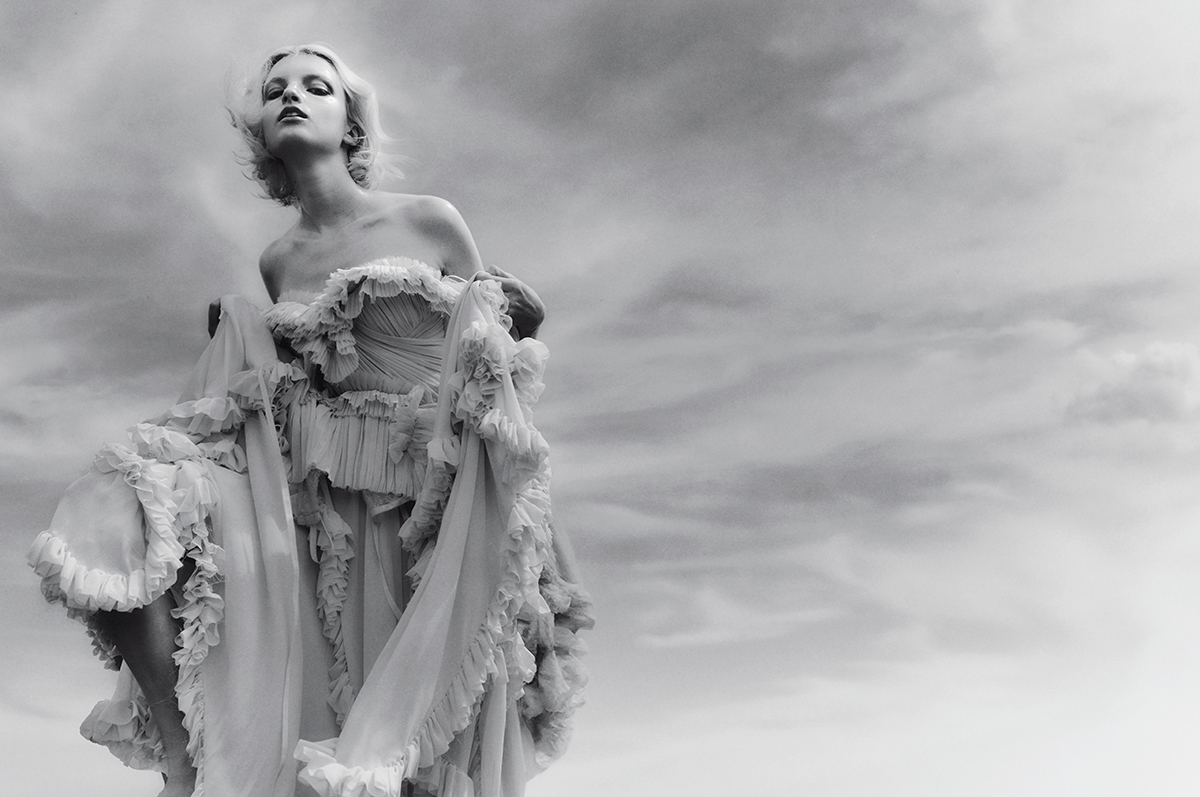 ドレス￥1,640,760／McQueen（マックイーン クライアントサービス）