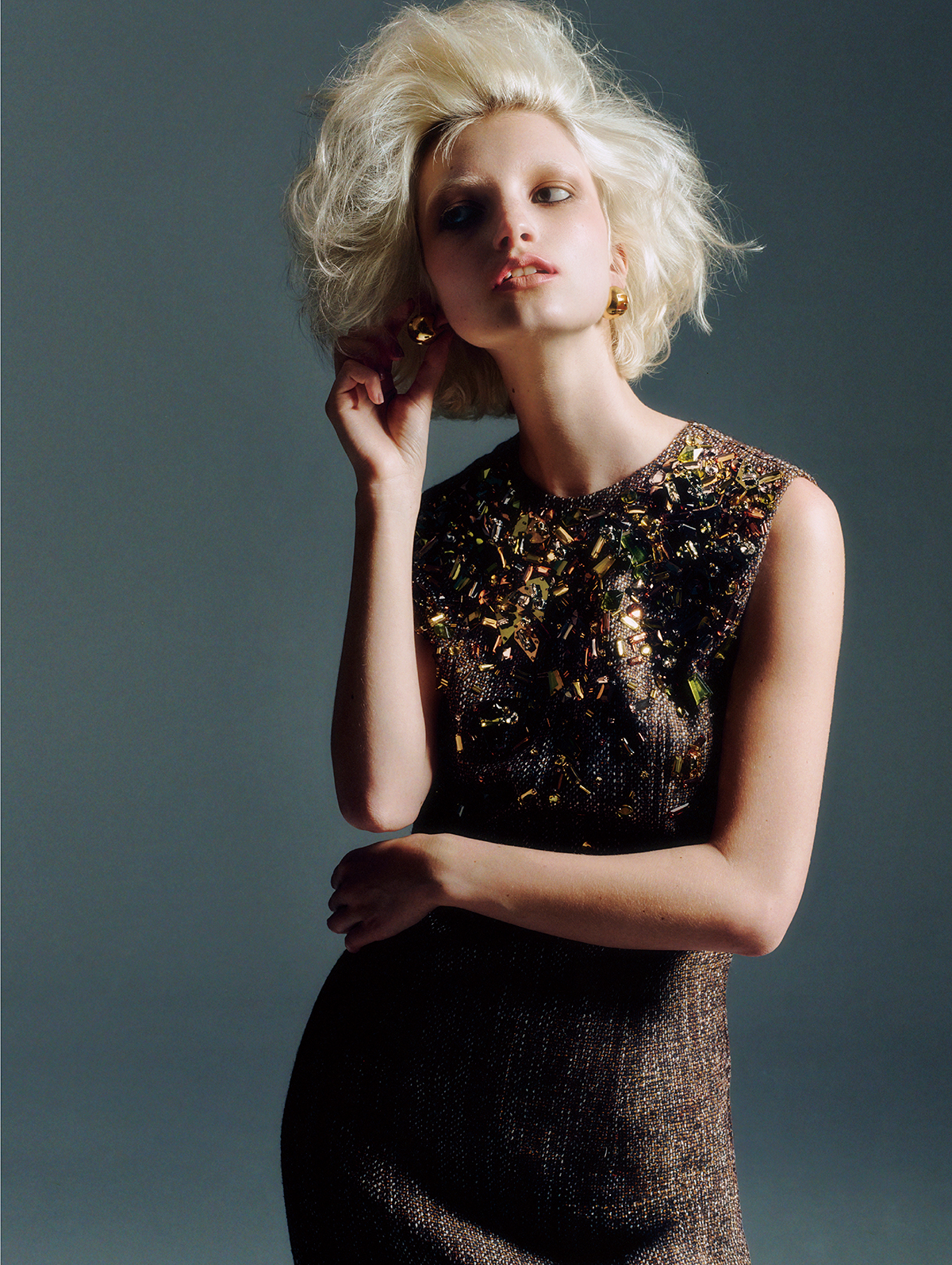 ドレス￥1,265,000　ピアス￥107,800／ともにFendi（フェンディ ジャパン）