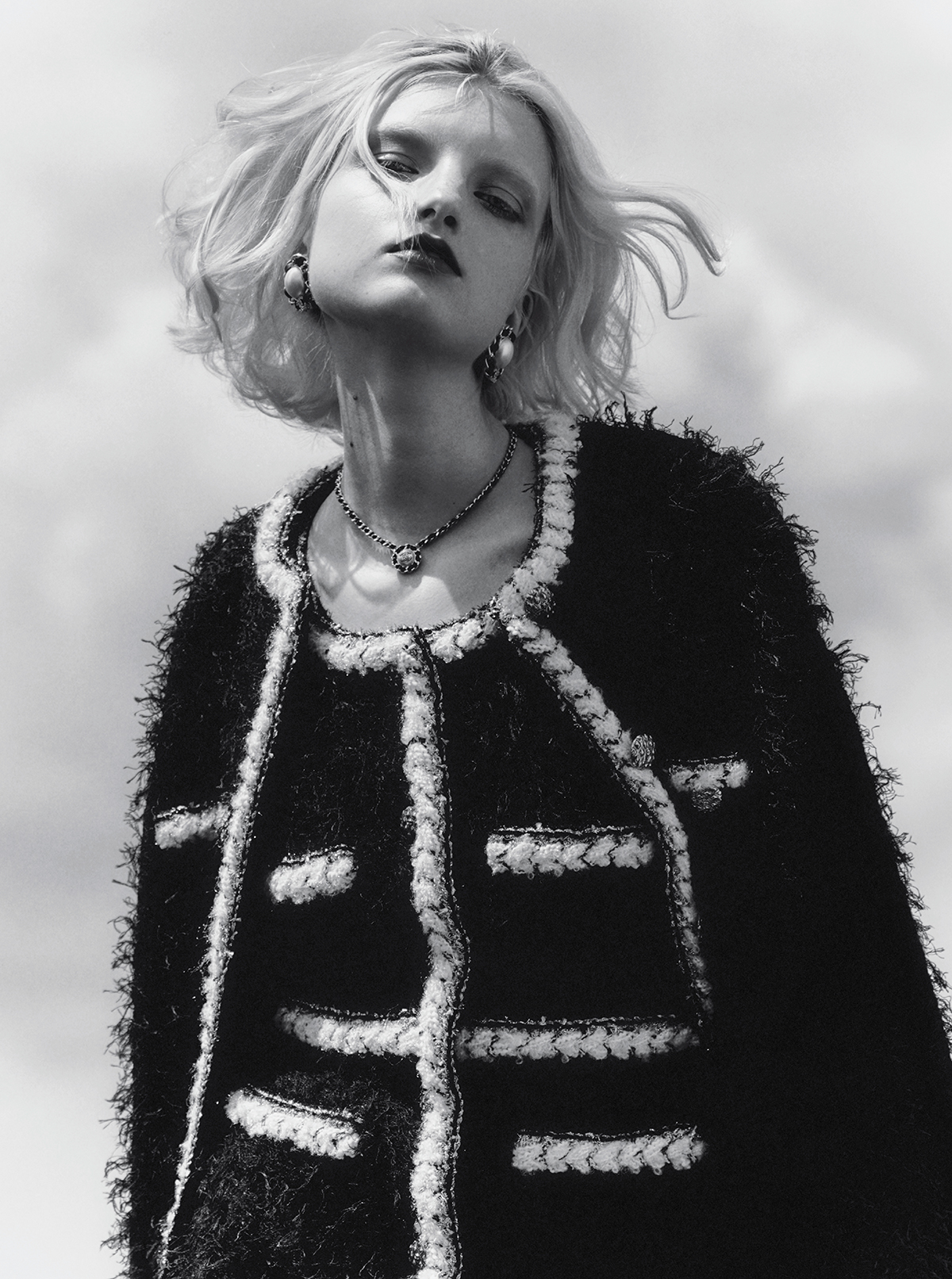 ケープ￥1,808,400　ドレス￥1,387,100　イヤリング￥173,800　ネックレス￥159,500／すべてChanel（シャネル カスタマー ケア センター）