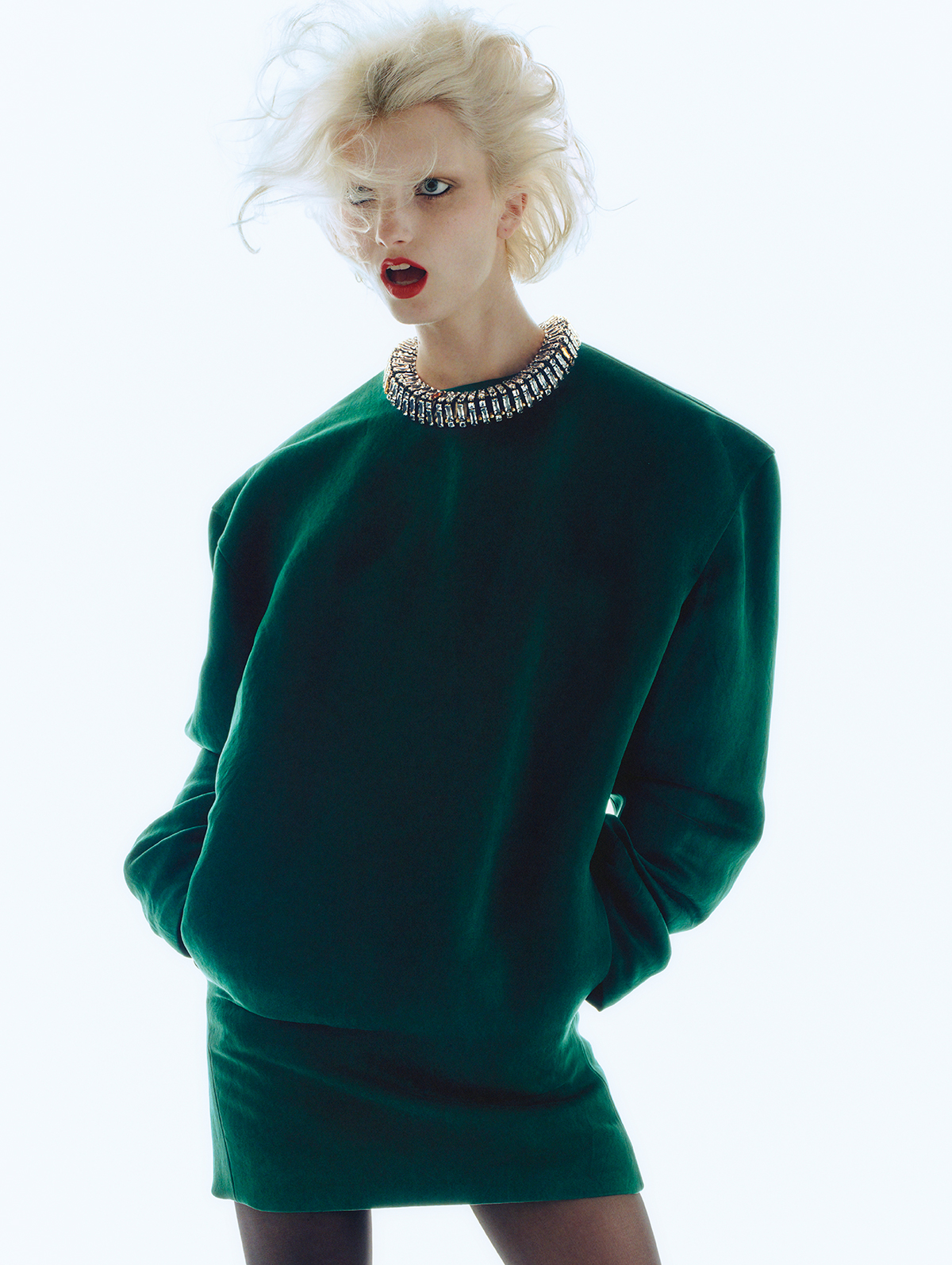 ドレス￥682,000　ネックレス￥462,000（参考価格） ／ともにSaint Laurent by Anthony Vaccarello（サンローラン クライアントサービス）