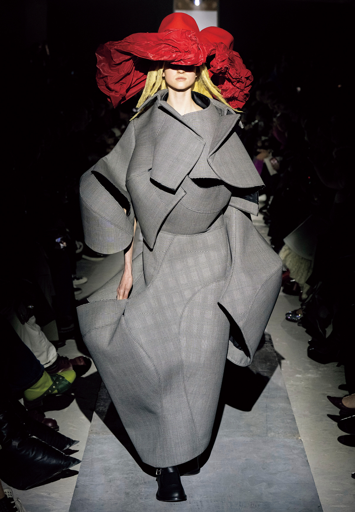 コム デ ギャルソン 2025AWより。服そのものの強さを感じさせるデザインで、ジュエリーなどの装飾品がなくてもスタイルが成立する。©COMME des GARÇONS