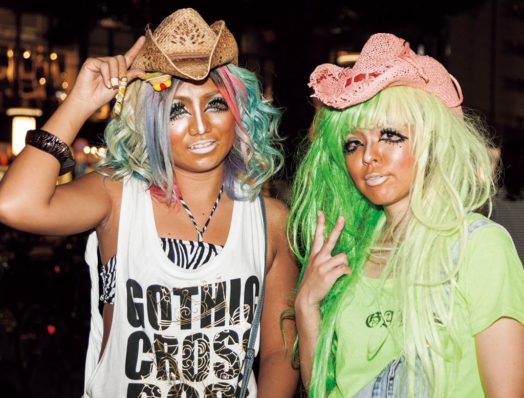 00年代初頭に流行した「ガングロギャル」。肌を限界まで焼き、鼻筋や唇を白く塗った。©Aflo