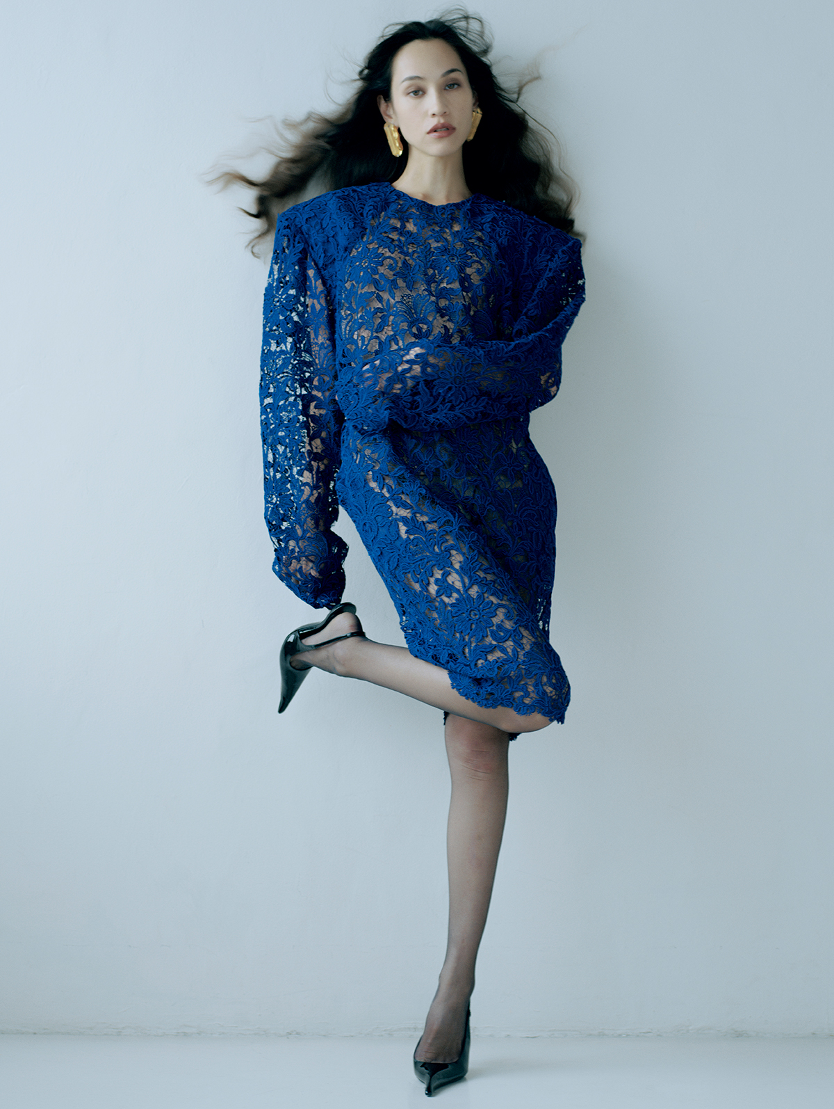 ドレス¥2,156,000 イヤリング 参考商品 シューズ¥451,000(参考価格)/すべてSaint Laurent by Anthony Vaccarello(サンローラン クライアントサービス)